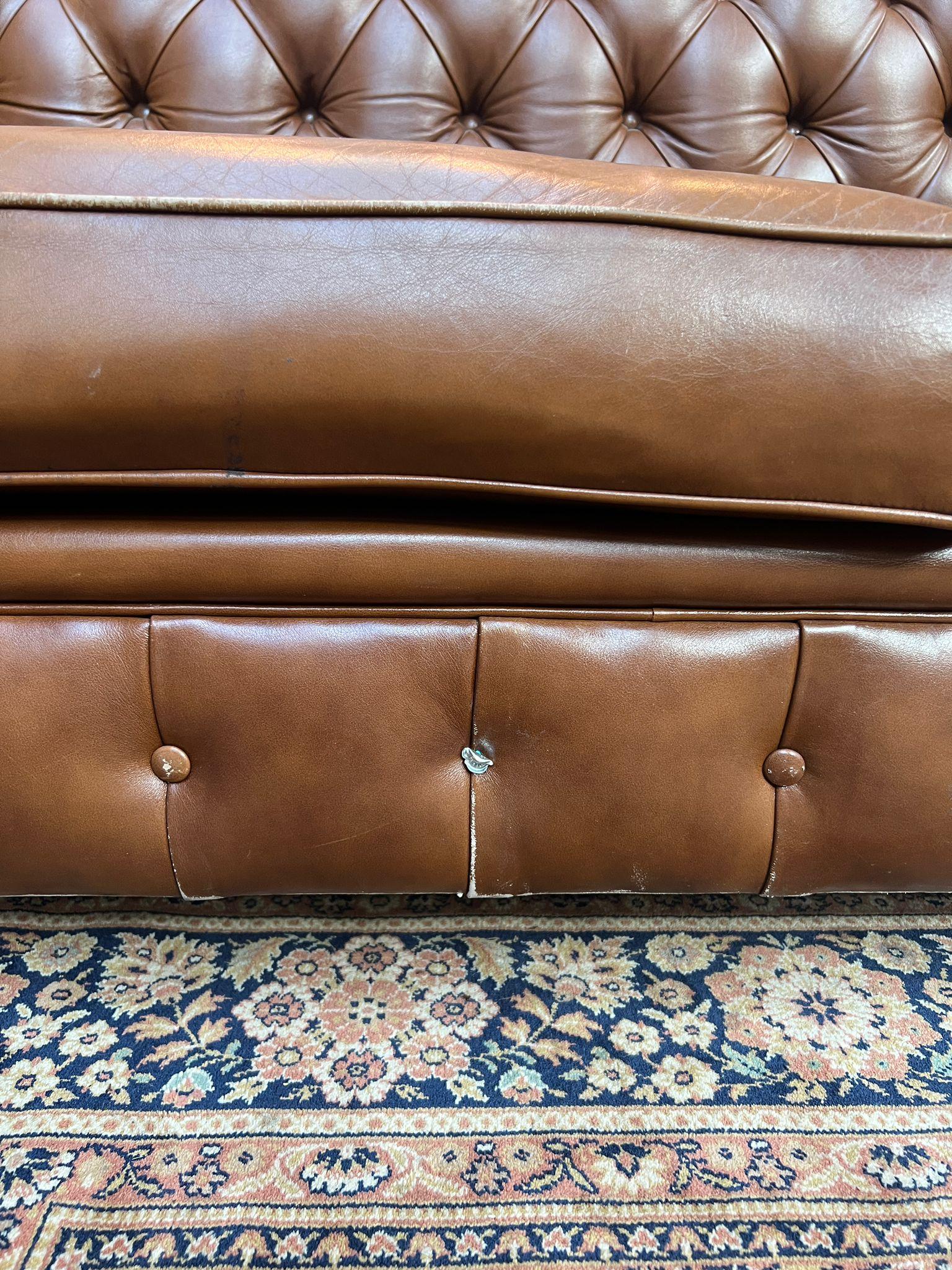 Großes Vintage Chesterfield Sofa, Cognac Leder, Ende 20. (Ende des 20. Jahrhunderts) im Angebot