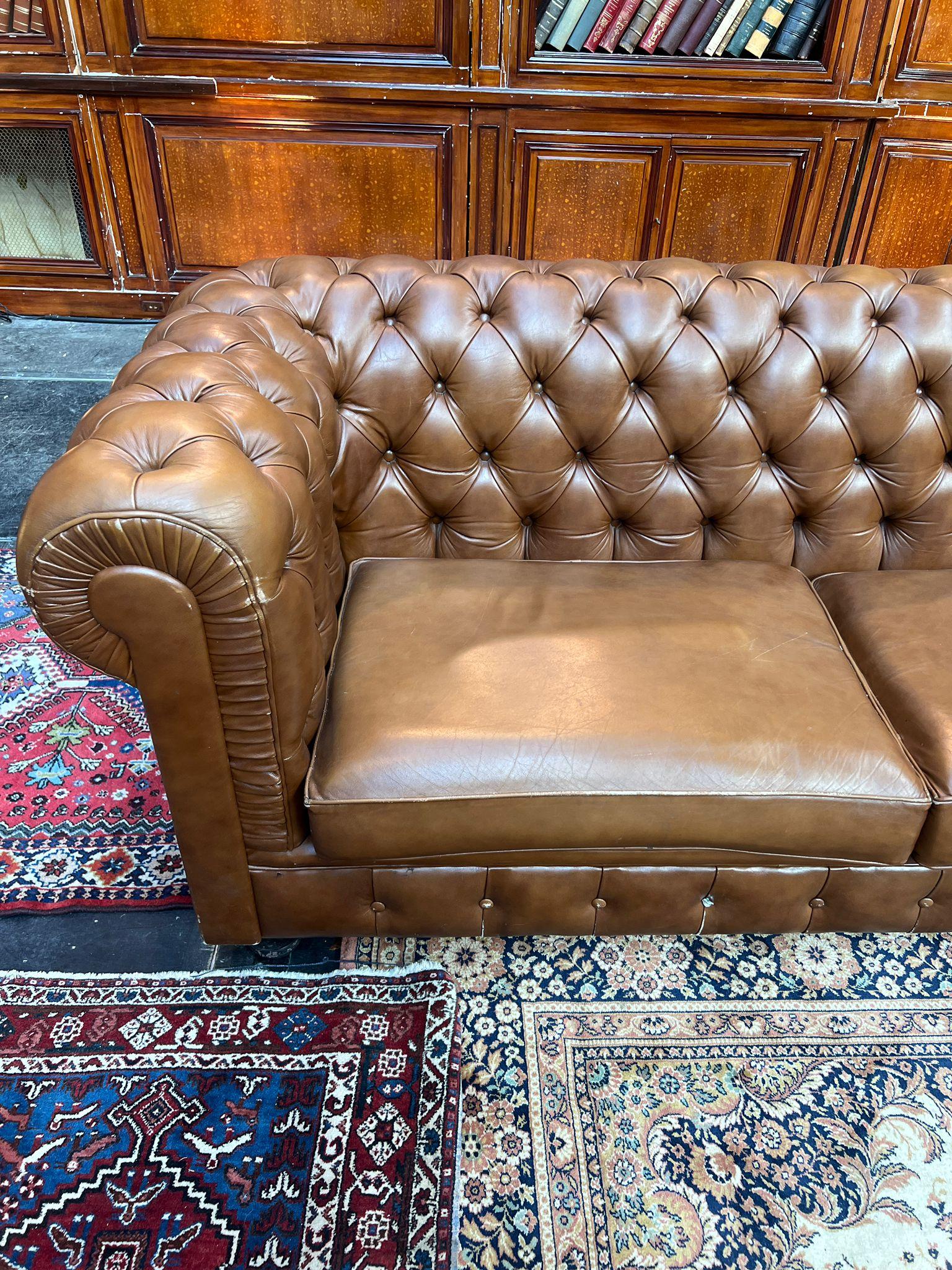 Großes Vintage Chesterfield Sofa, Cognac Leder, Ende 20. im Angebot 1