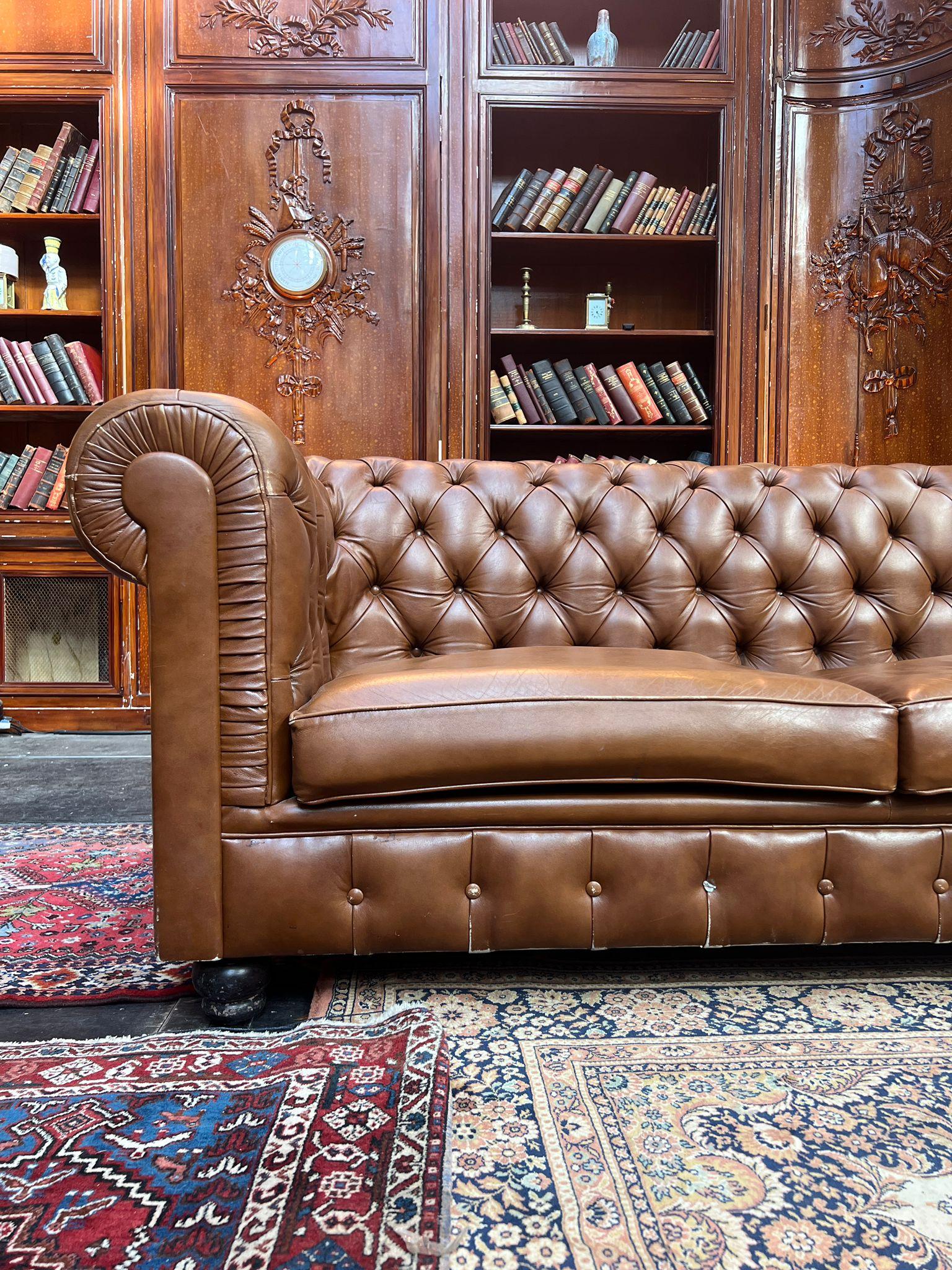 Großes Vintage Chesterfield Sofa, Cognac Leder, Ende 20. im Angebot 5