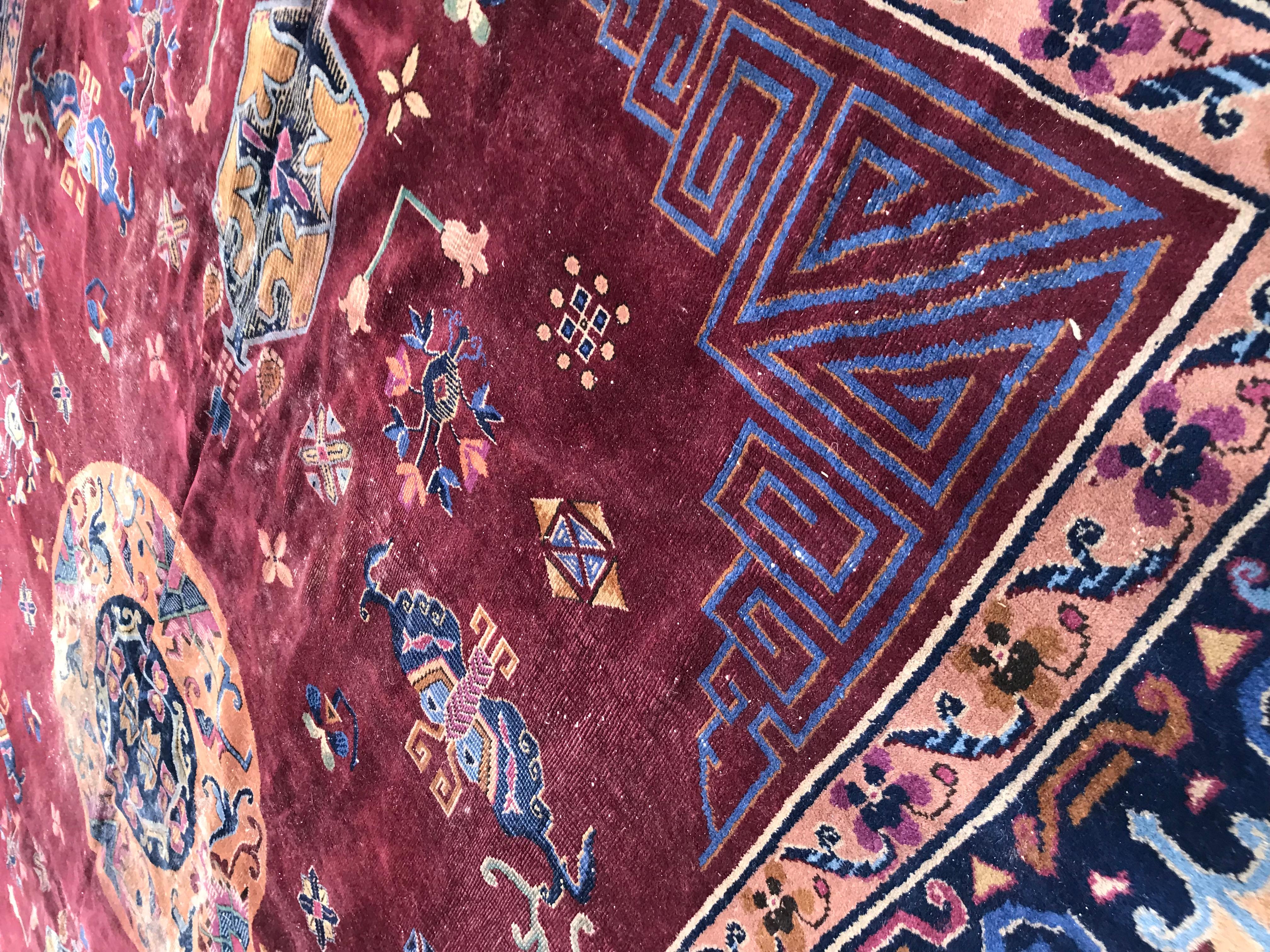 Beautiful vintage large Chinese rug mid-20th century, nice Chinese design and a purple color field. Entirely hand knotted with wool velvet on cotton foundation.


✨✨✨
