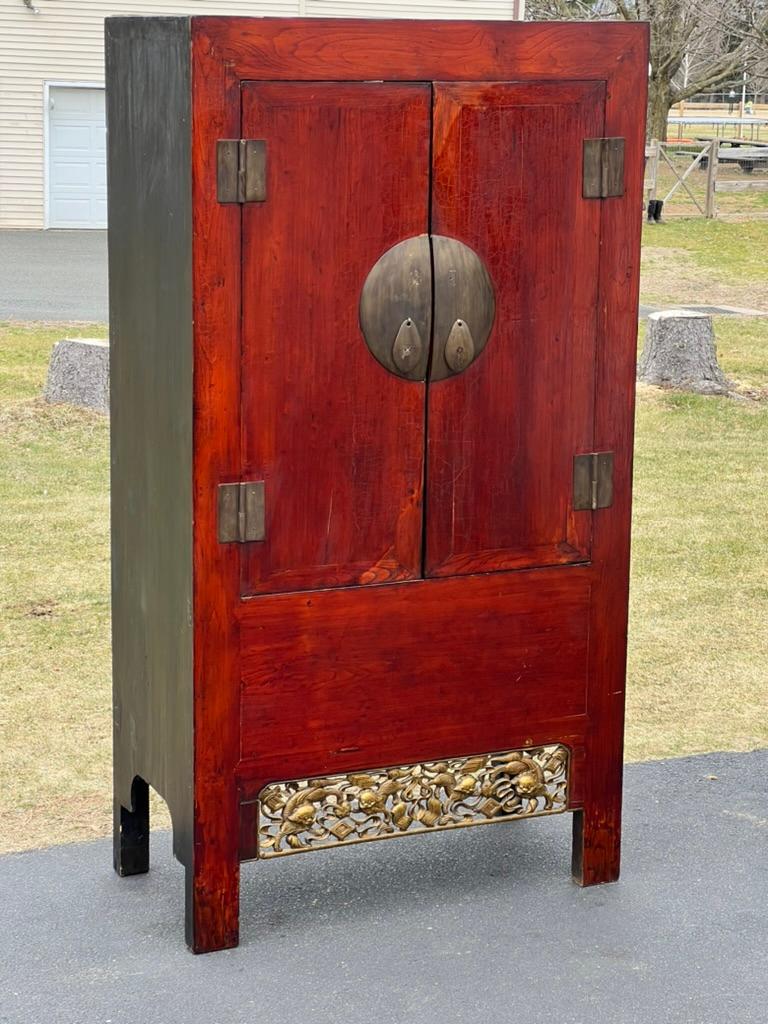 Wir präsentieren einen chinesischen Schrank im Vintage-Stil mit Foo Dog-Schnitzereien, ein fesselndes Stück, das traditionellen Charme und kulturelle Bedeutung ausstrahlt. Der aus edlem Hartholz gefertigte Schrank ist mit exquisiten