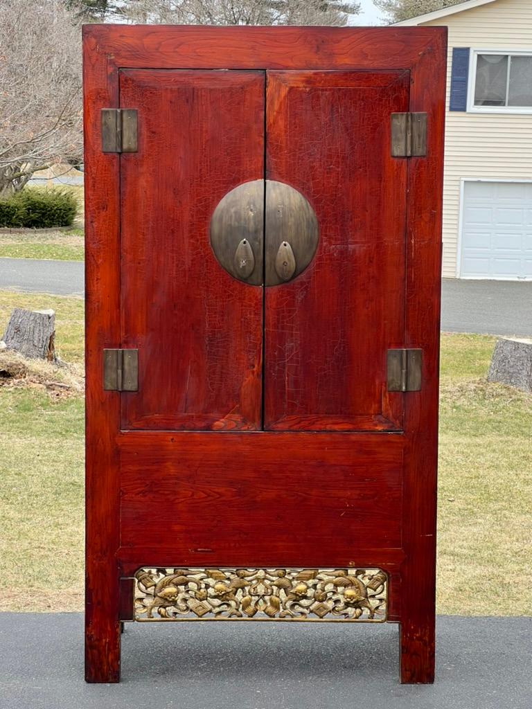 Große Vintage Chinese Cabinet mit Foo Dog Schnitzereien (Chinesischer Export) im Angebot