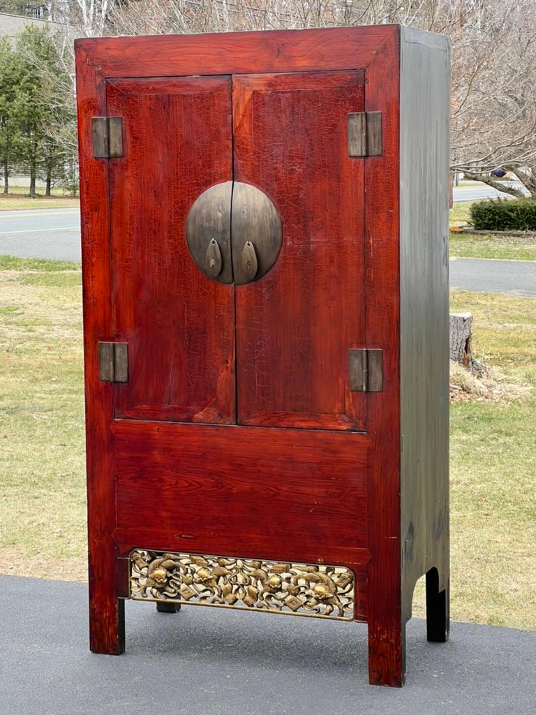 Große Vintage Chinese Cabinet mit Foo Dog Schnitzereien (Chinesisch) im Angebot