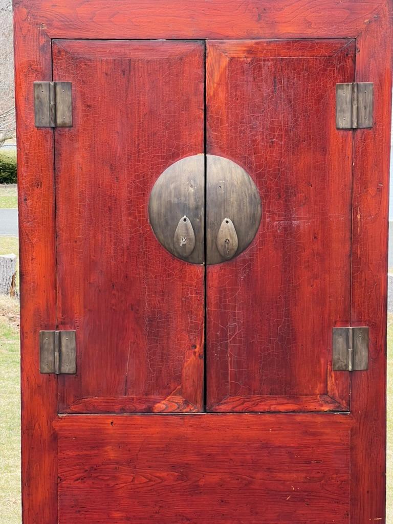 Große Vintage Chinese Cabinet mit Foo Dog Schnitzereien im Zustand „Gut“ im Angebot in Westfield, MA