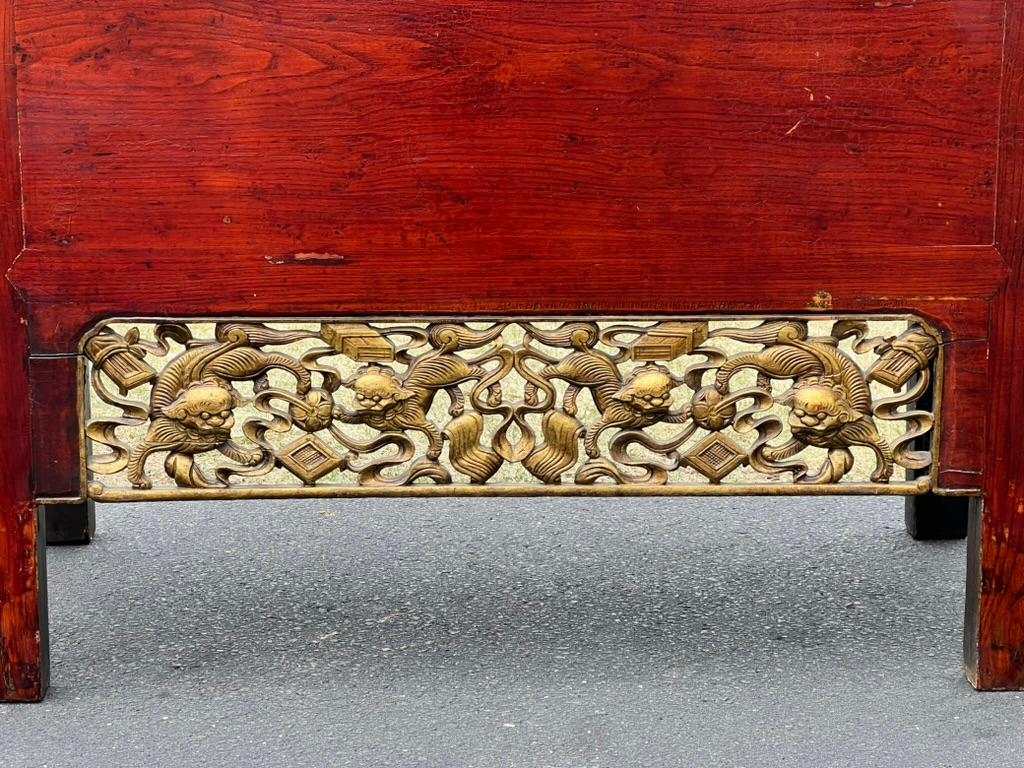 Große Vintage Chinese Cabinet mit Foo Dog Schnitzereien (21. Jahrhundert und zeitgenössisch) im Angebot