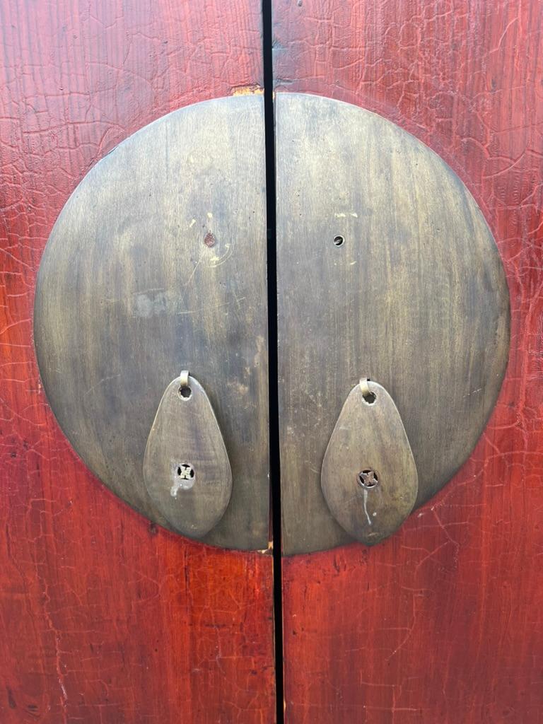 Große Vintage Chinese Cabinet mit Foo Dog Schnitzereien (Holz) im Angebot