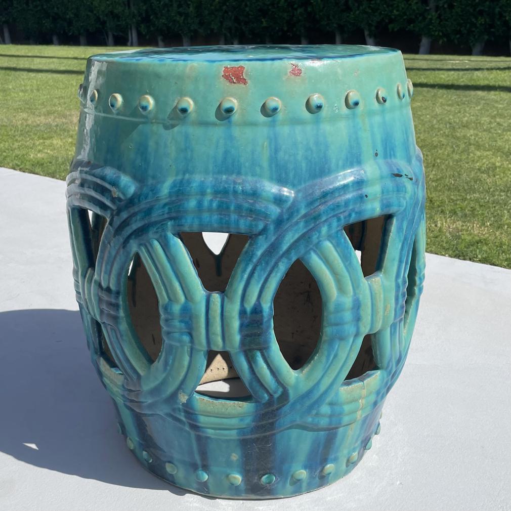 Grande sgabello da giardino cinese in ceramica vintage. La classica forma a tamburo/barile con ritagli di monete sovrapposte in una scala più grande del normale, ricoperta da uno spesso smalto verde rame che si assottiglia in alcuni punti e che