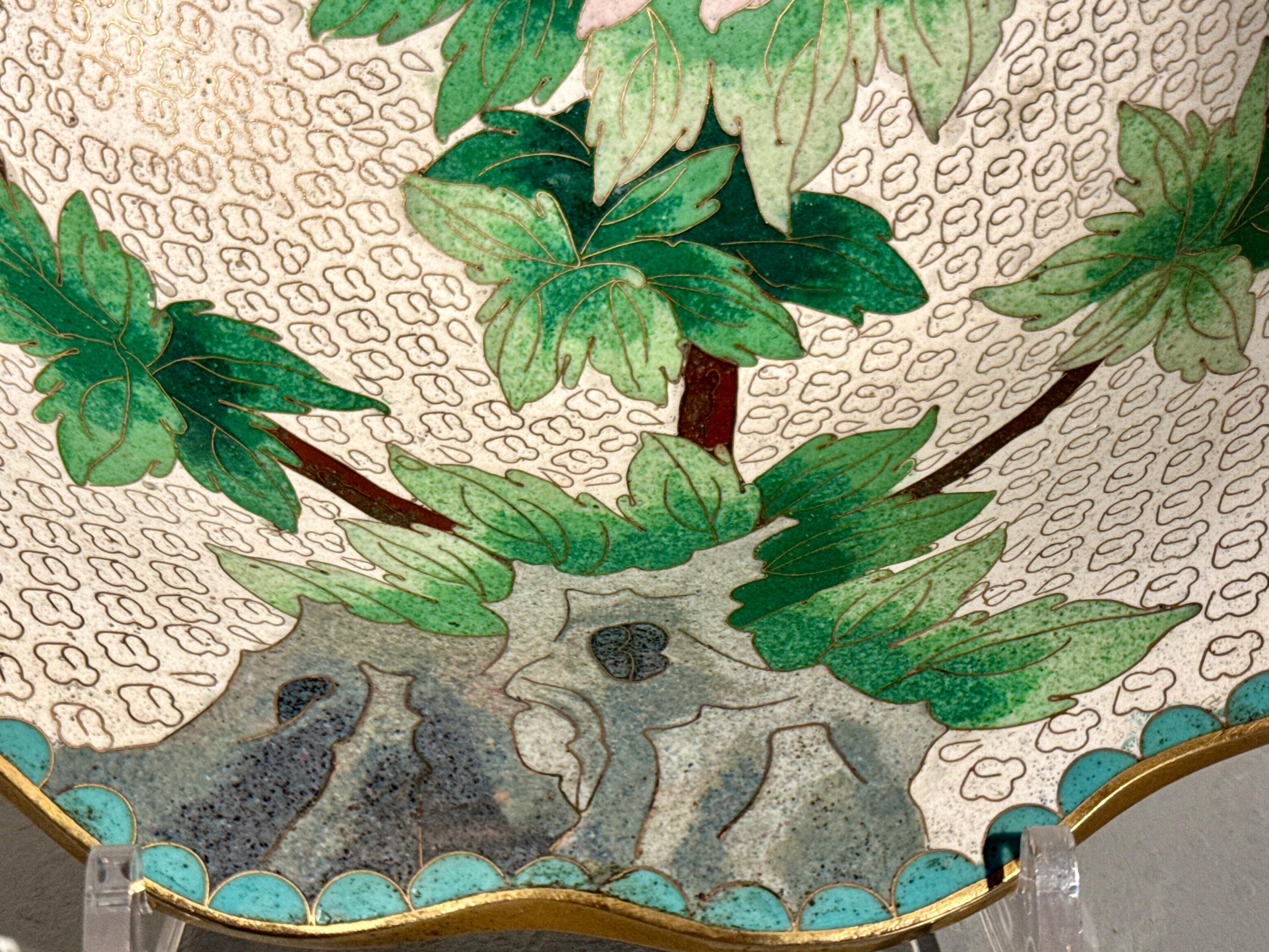 Grande ciotola cinese d'epoca con bordo smerlato in cloisonne, anni '50 circa, Cina in vendita 2