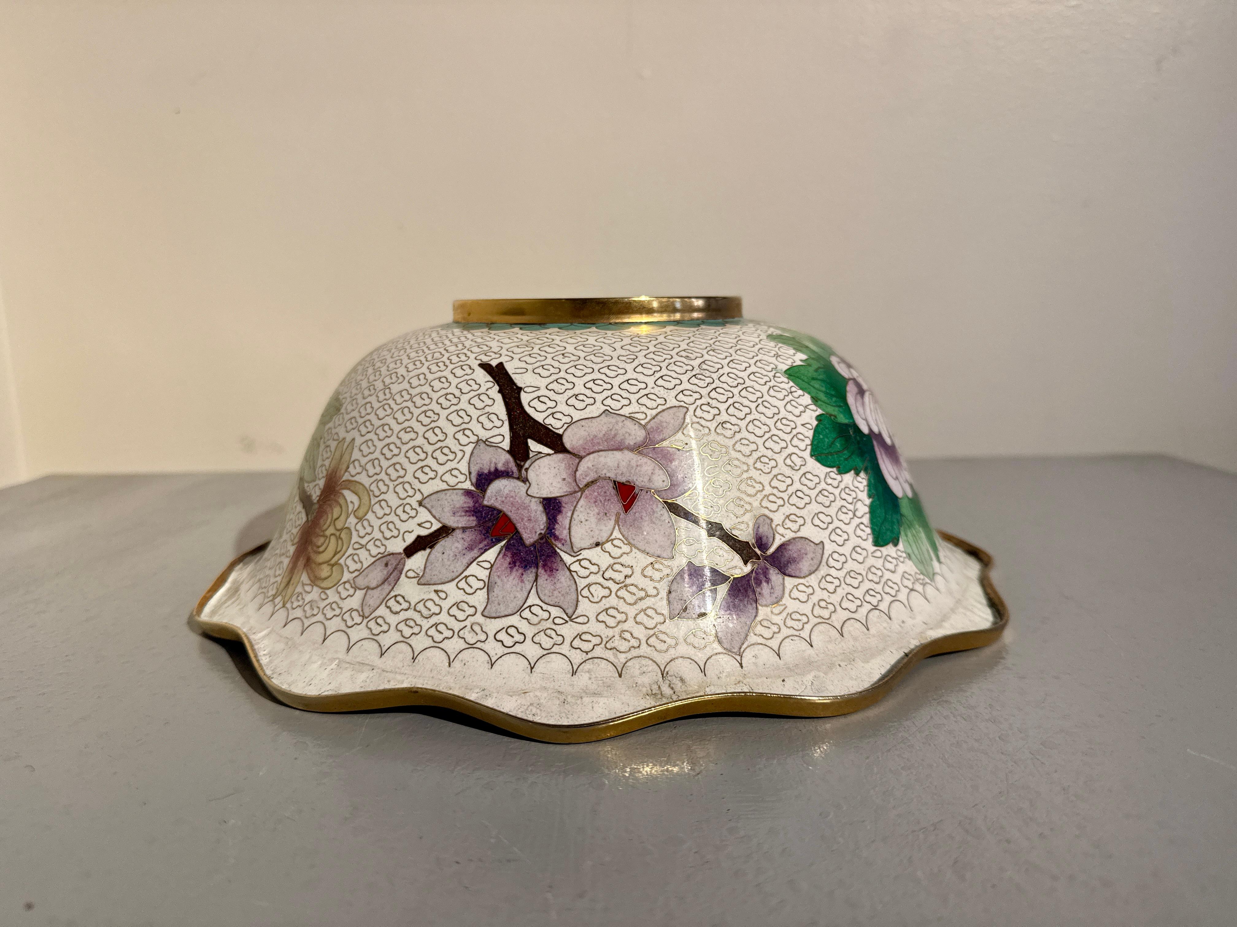 Grande ciotola cinese d'epoca con bordo smerlato in cloisonne, anni '50 circa, Cina in vendita 3