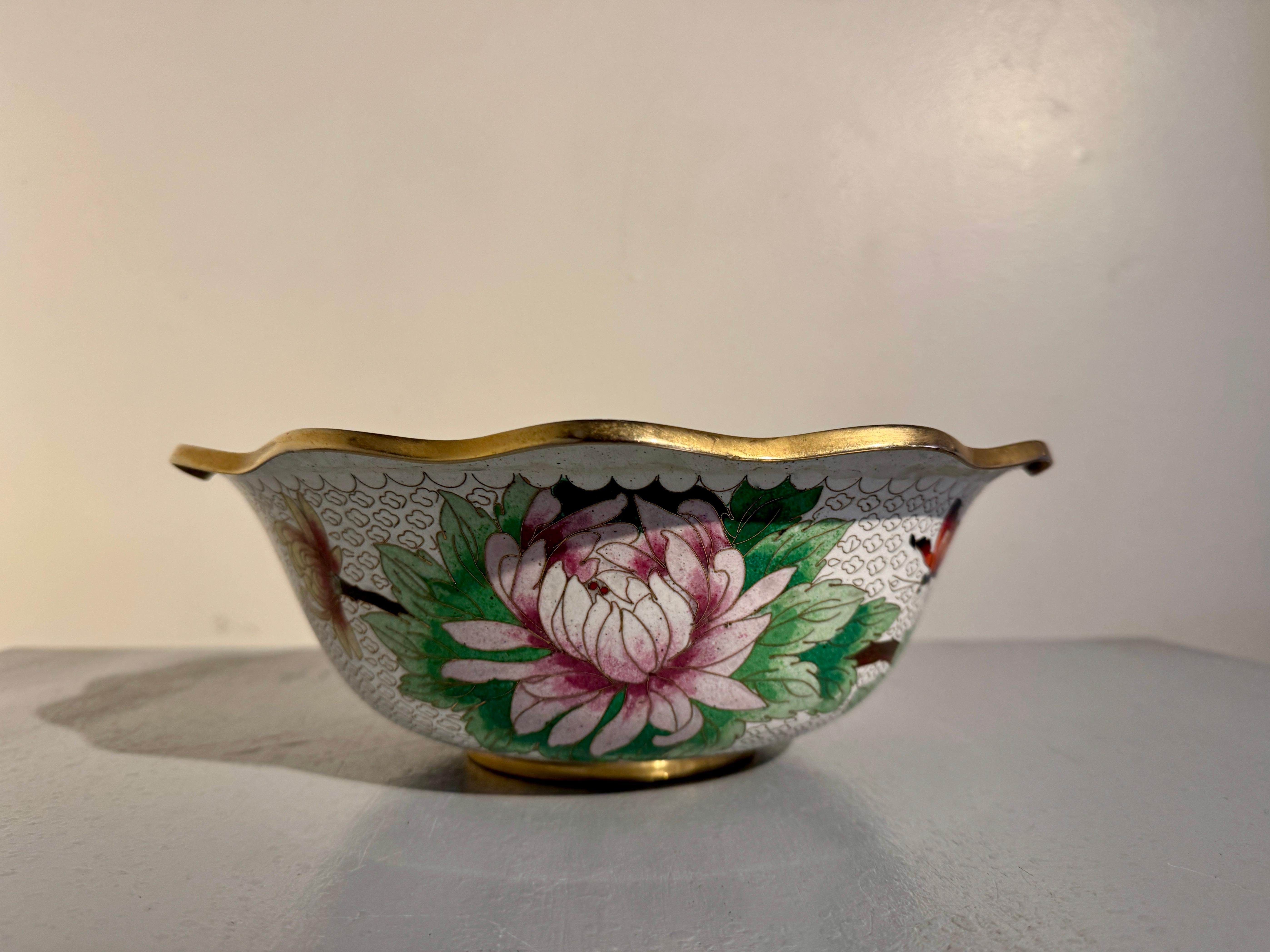 Qing Grande ciotola cinese d'epoca con bordo smerlato in cloisonne, anni '50 circa, Cina in vendita