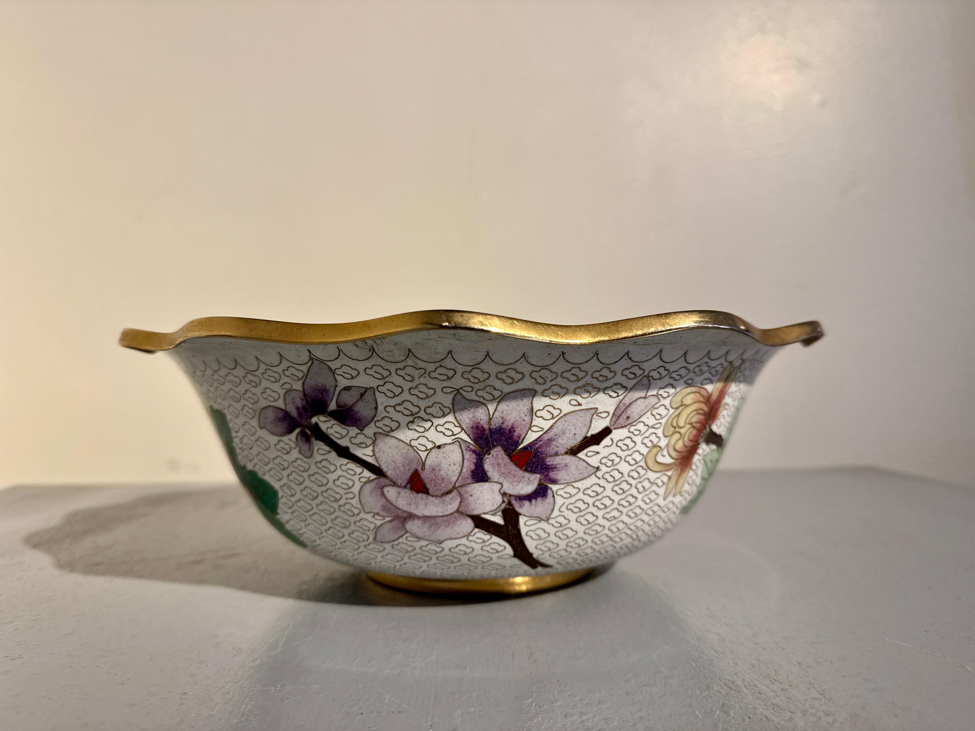Cinese Grande ciotola cinese d'epoca con bordo smerlato in cloisonne, anni '50 circa, Cina in vendita