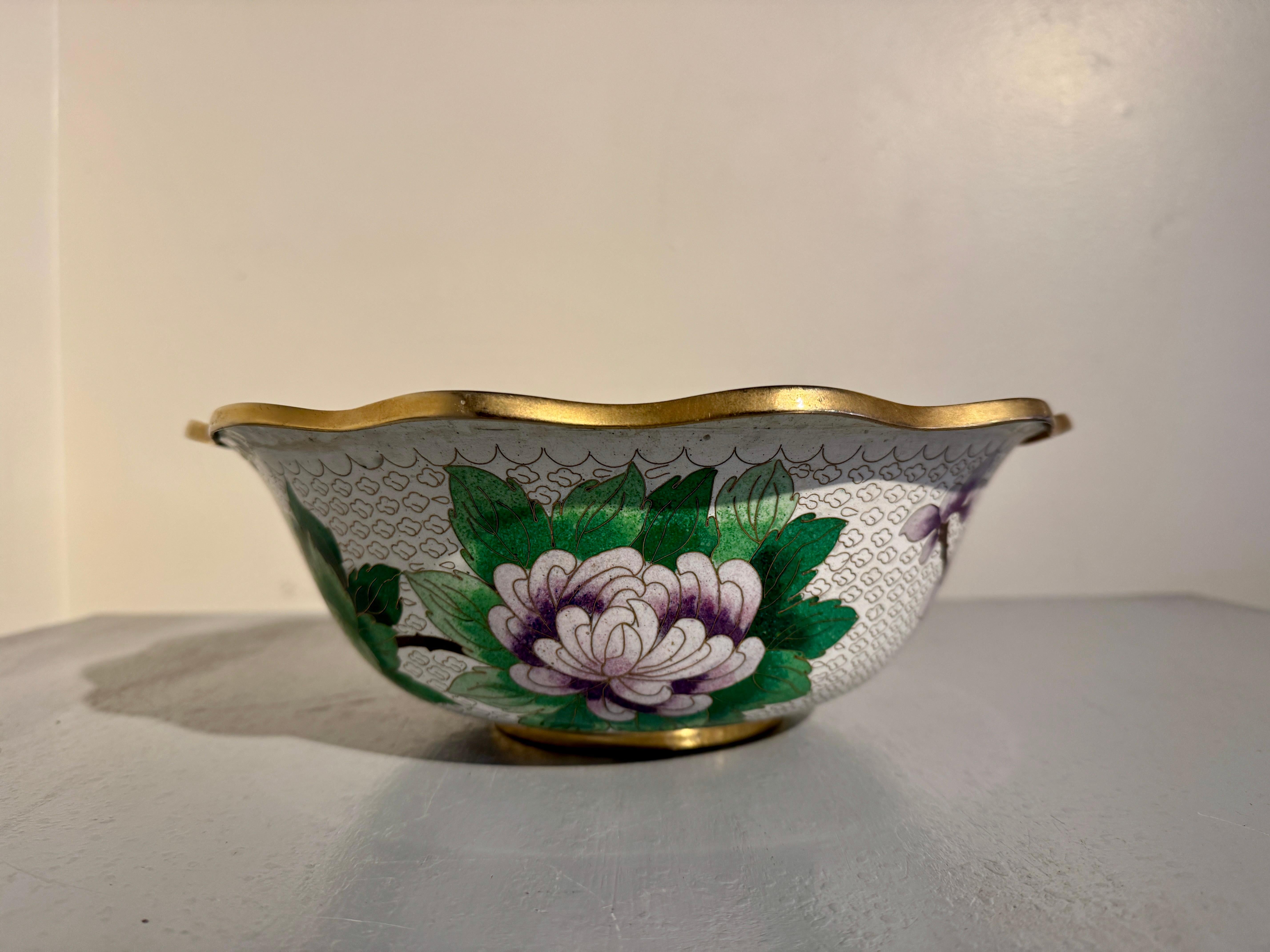 Cloisonné Grande ciotola cinese d'epoca con bordo smerlato in cloisonne, anni '50 circa, Cina in vendita