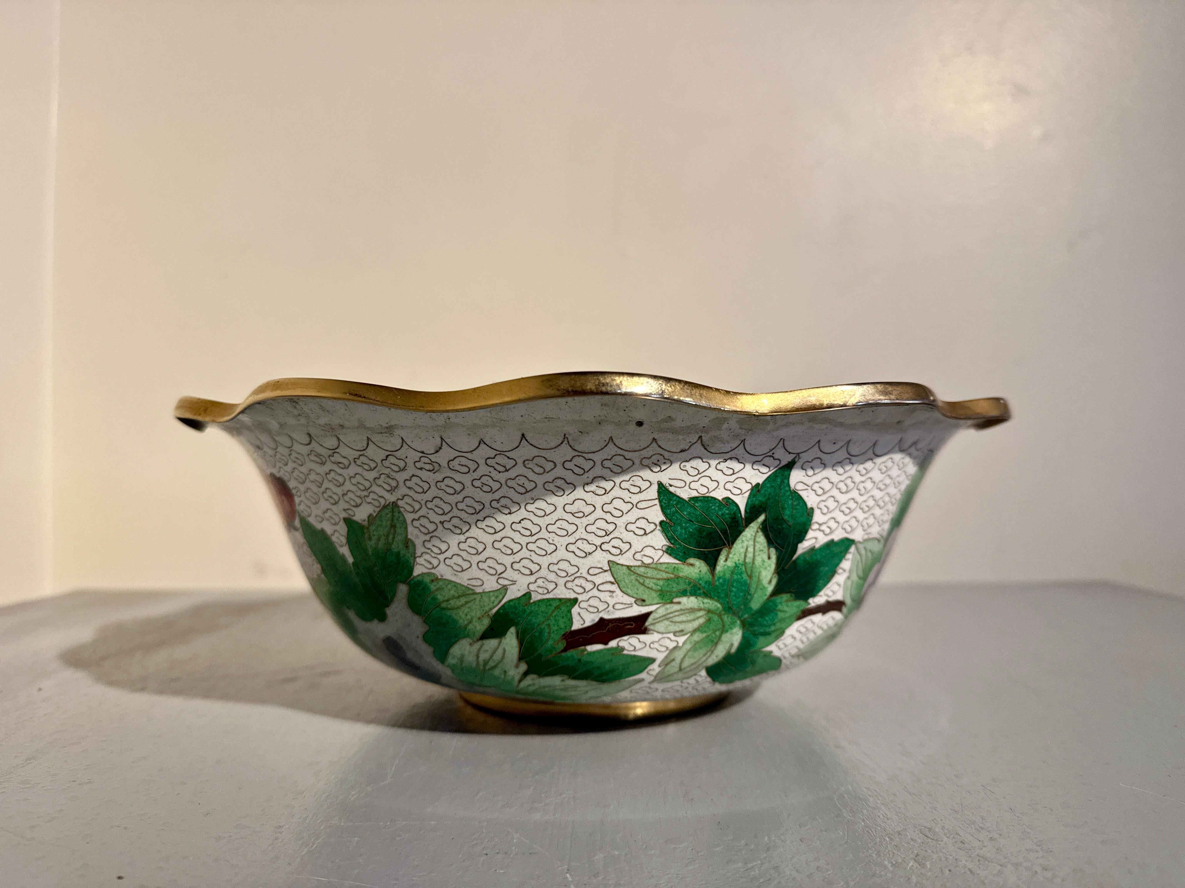 Grande ciotola cinese d'epoca con bordo smerlato in cloisonne, anni '50 circa, Cina In condizioni buone in vendita a Austin, TX