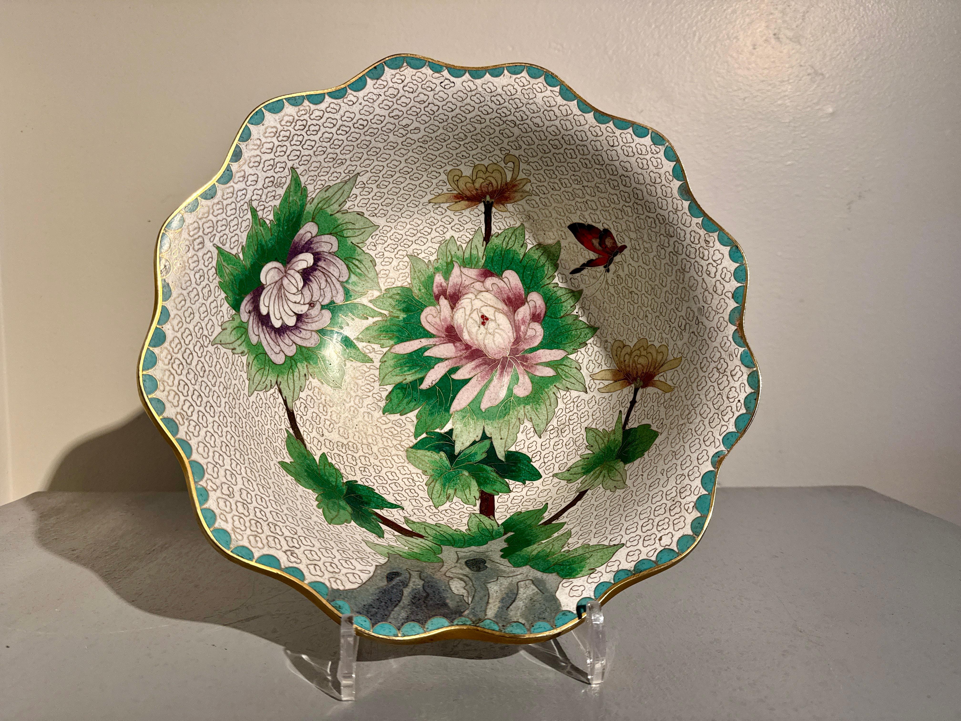 Metà XX secolo Grande ciotola cinese d'epoca con bordo smerlato in cloisonne, anni '50 circa, Cina in vendita