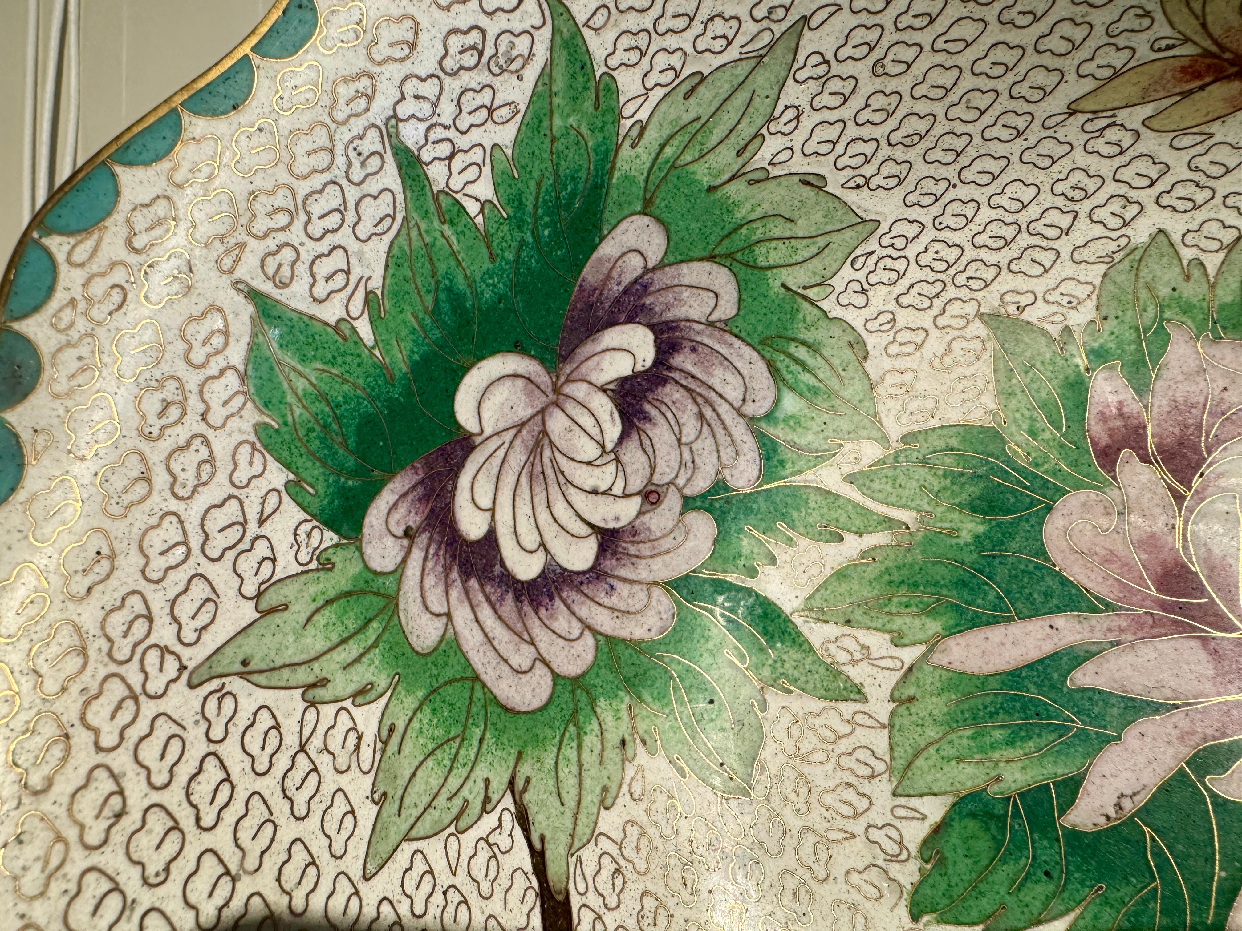 Grande ciotola cinese d'epoca con bordo smerlato in cloisonne, anni '50 circa, Cina in vendita 1