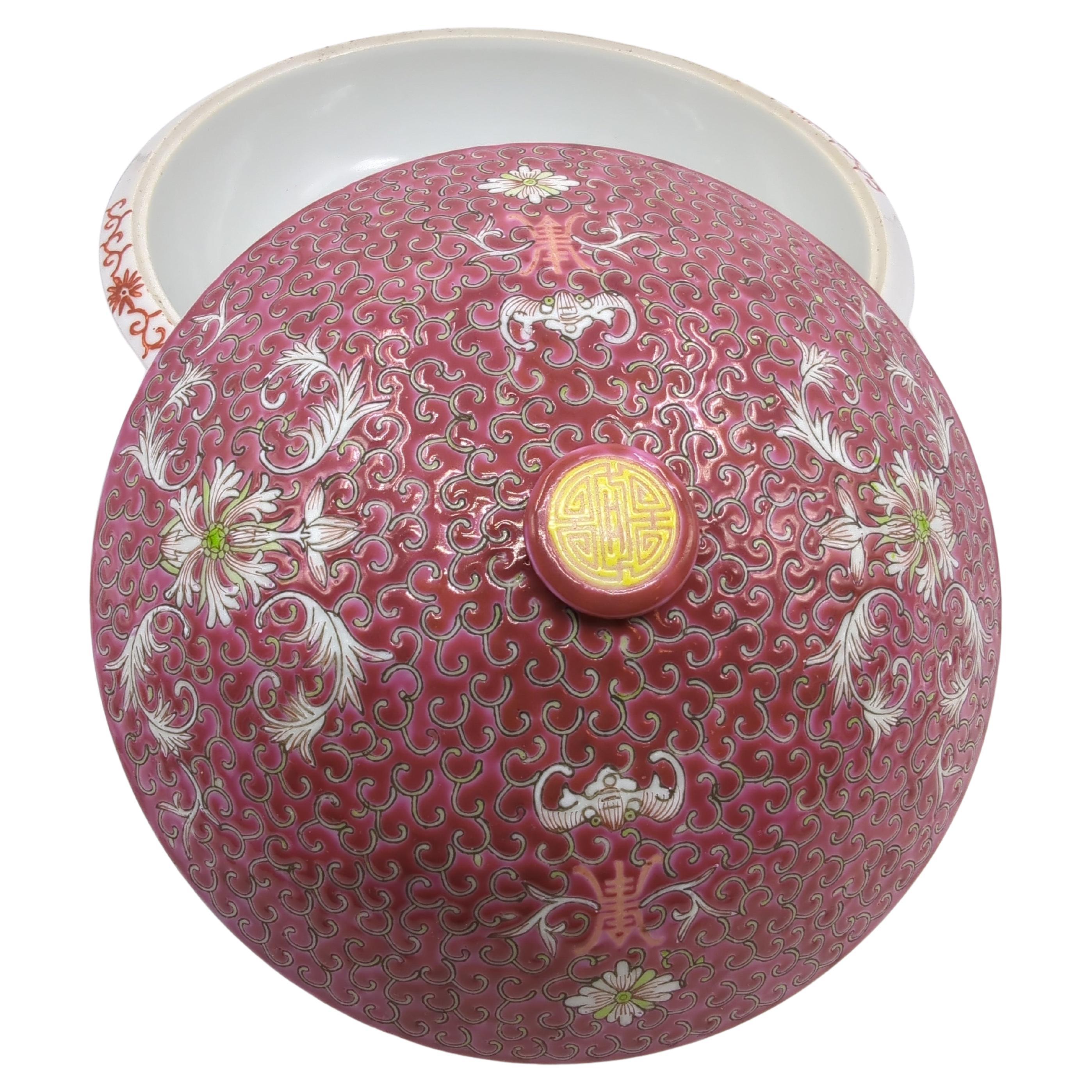 Nous sommes ravis de proposer ce grand bol de service couvert en porcelaine chinoise, un exemple remarquable de l'art de la céramique de la fin du XXe siècle provenant de Jingdezhen, la 