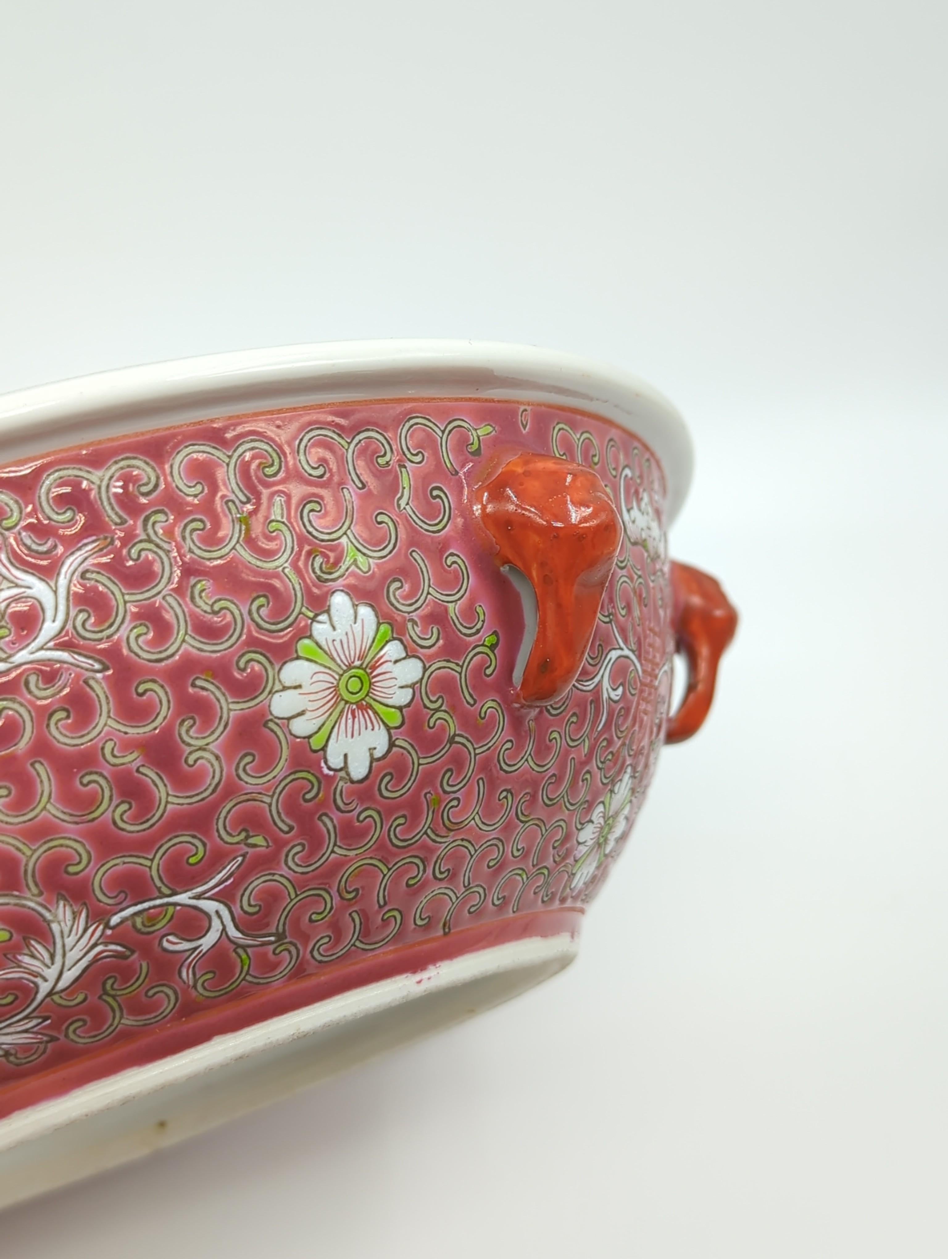 Porcelaine Grand bol de service chinois vintage couvert de roses Jing De Zhen, vers les années 70 en vente