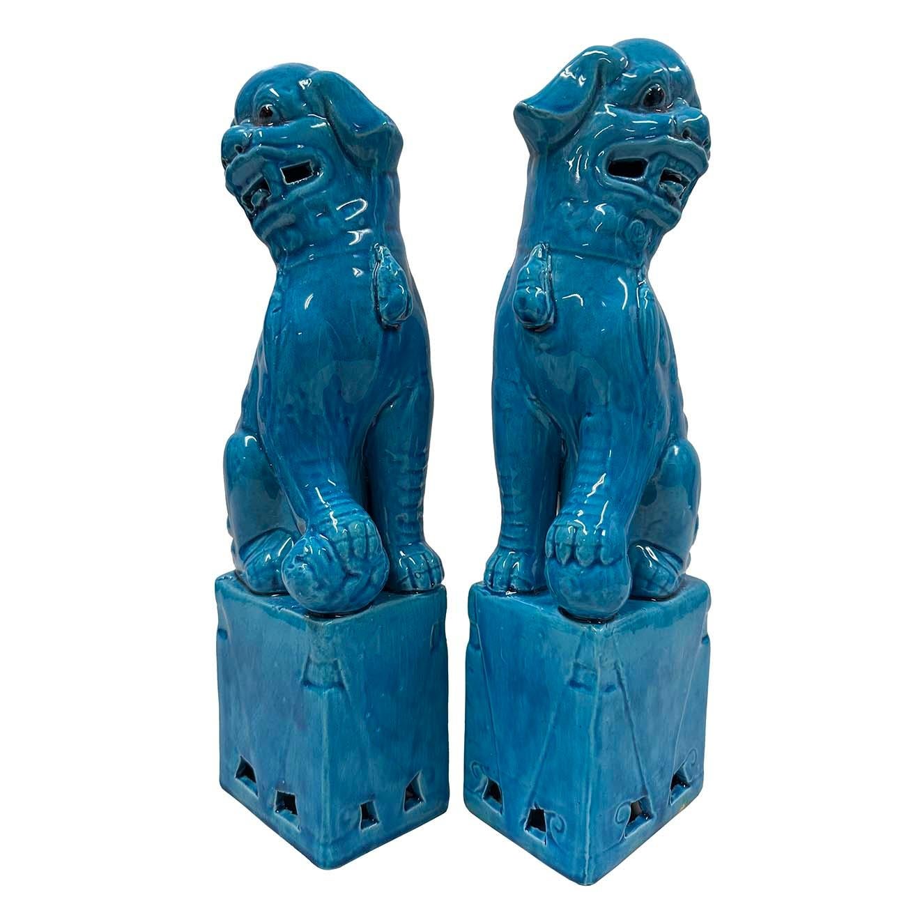 Questa magnifica coppia di leoni cinesi in ceramica smaltata color turchese è realizzata e scolpita a mano con qualità da museo. Secondo i libri storici, i leoni furono introdotti nella Cina continentale inizialmente come tributo agli imperatori.