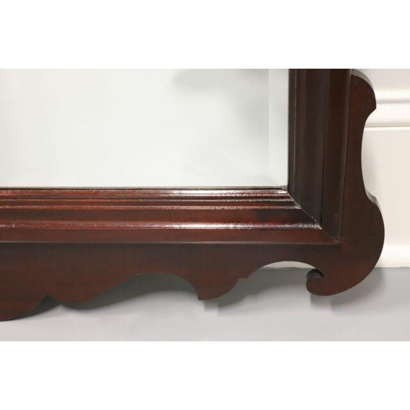 XX secolo Grande specchio da parete vintage in stile Chippendale in mogano smussato