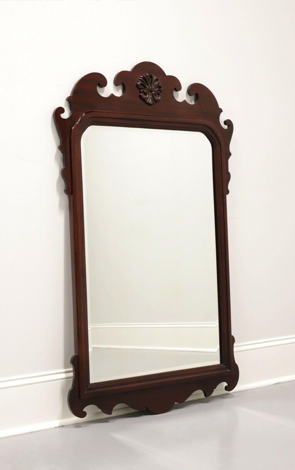 Grande specchio da parete vintage in stile Chippendale in mogano smussato 1
