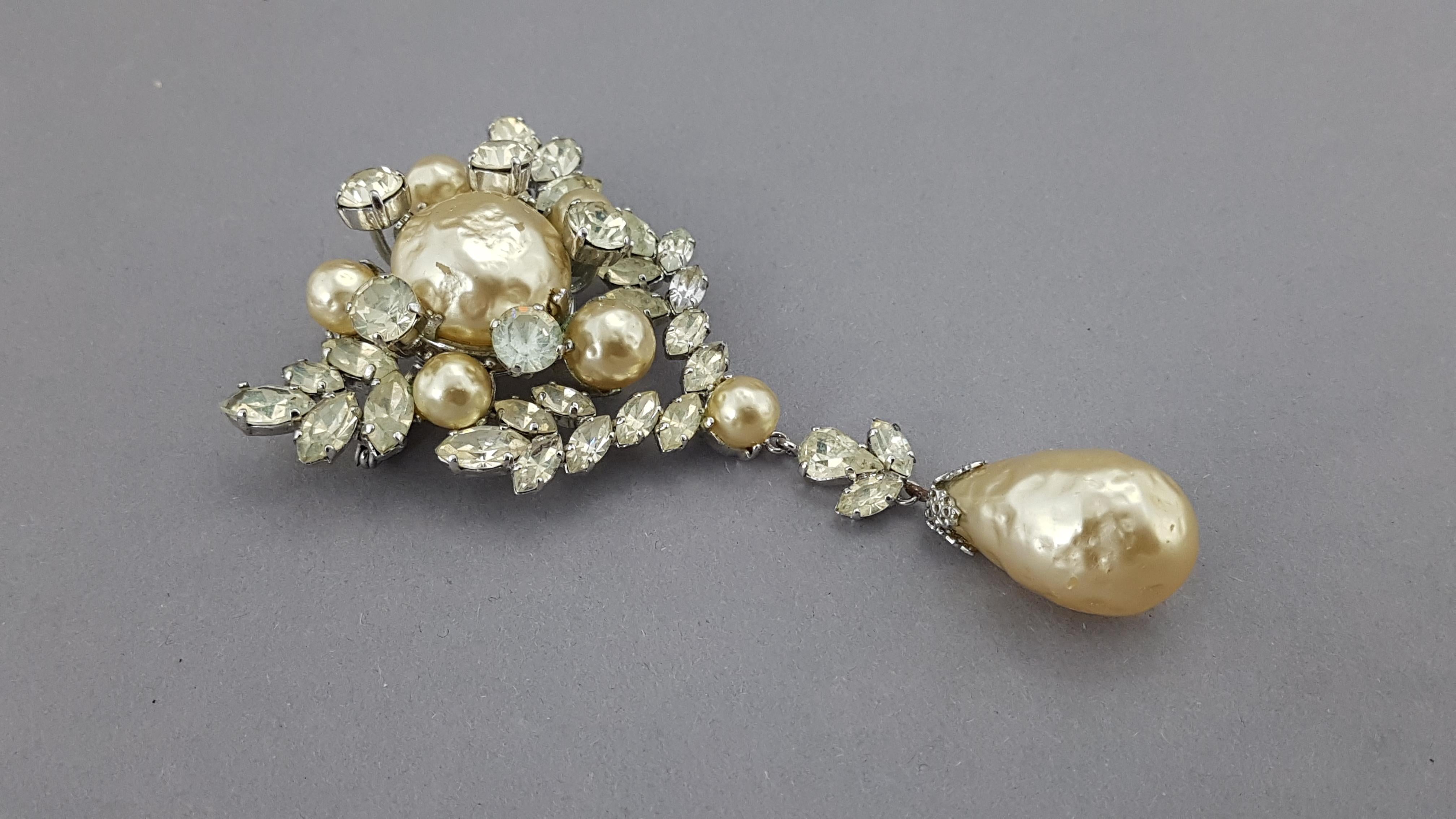 Large vintage Christian Dior brooch, 1961.
 
A beautiful vintage brooch made of 'paste stones' and 'faux pearls'.
A rare piece of jewelry made in 1961 by the company Henkel & Grosse for Christian Dior.
 
Specifications:
 
- Designer: Henkel &