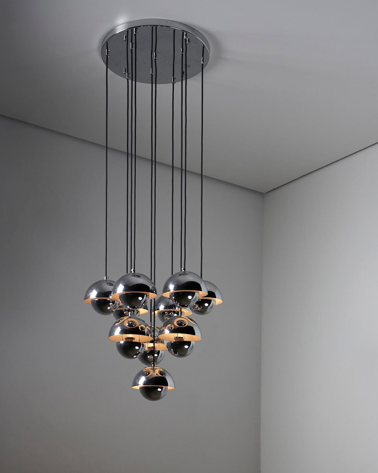 Stunning Large Chrome Flowerpot Chandelier – Inspired by Verner Panton

Elevate your space with this magnificent chrome flowerpot chandelier, reminiscent of the iconic designs by Verner Panton. The chandelier features ten flowerpot pendants,