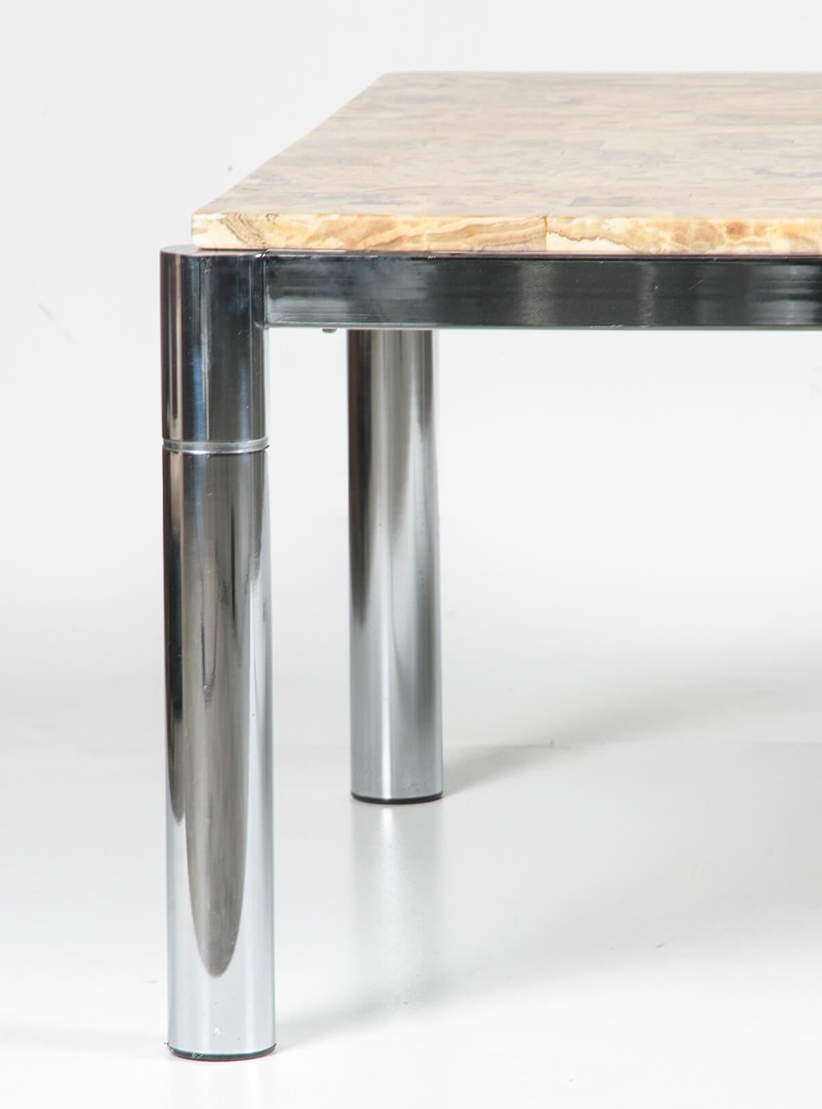 Grande table basse chromée et marbrée mi-siècle moderne en vente 7