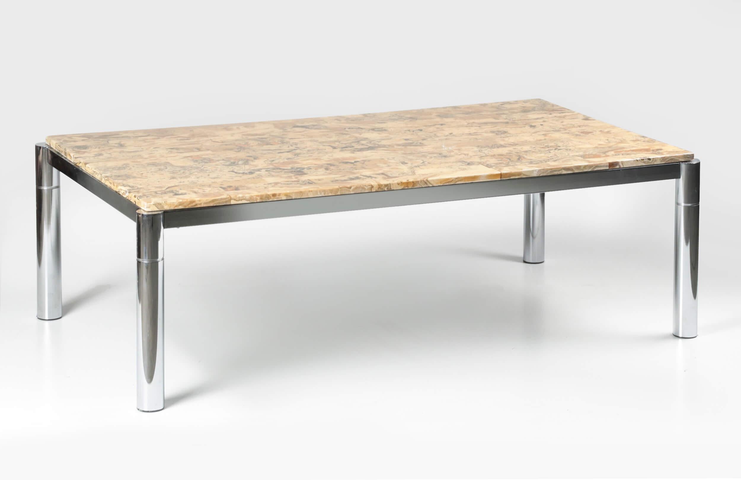 Großer Vintage-Couchtisch mit verchromtem Metallsockel. Die Platte ist aus eingelegtem Marmor. Dieser Tisch ist in gutem Vintage-Zustand und es gibt eine sehr kleine Beschädigung in einer Ecke des Marmors, siehe letztes Foto. Der Designer dieses