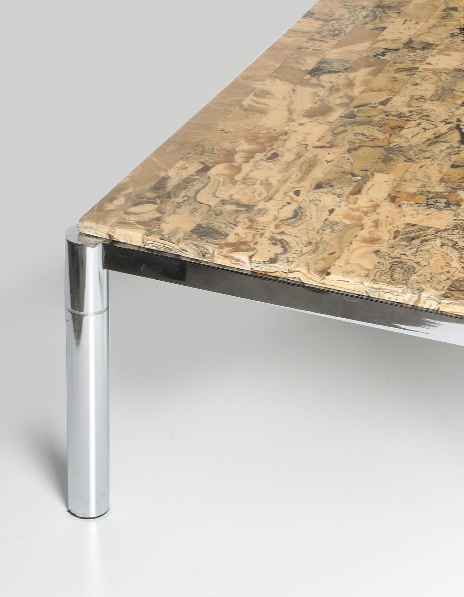 Grande table basse chromée et marbrée mi-siècle moderne en vente 1