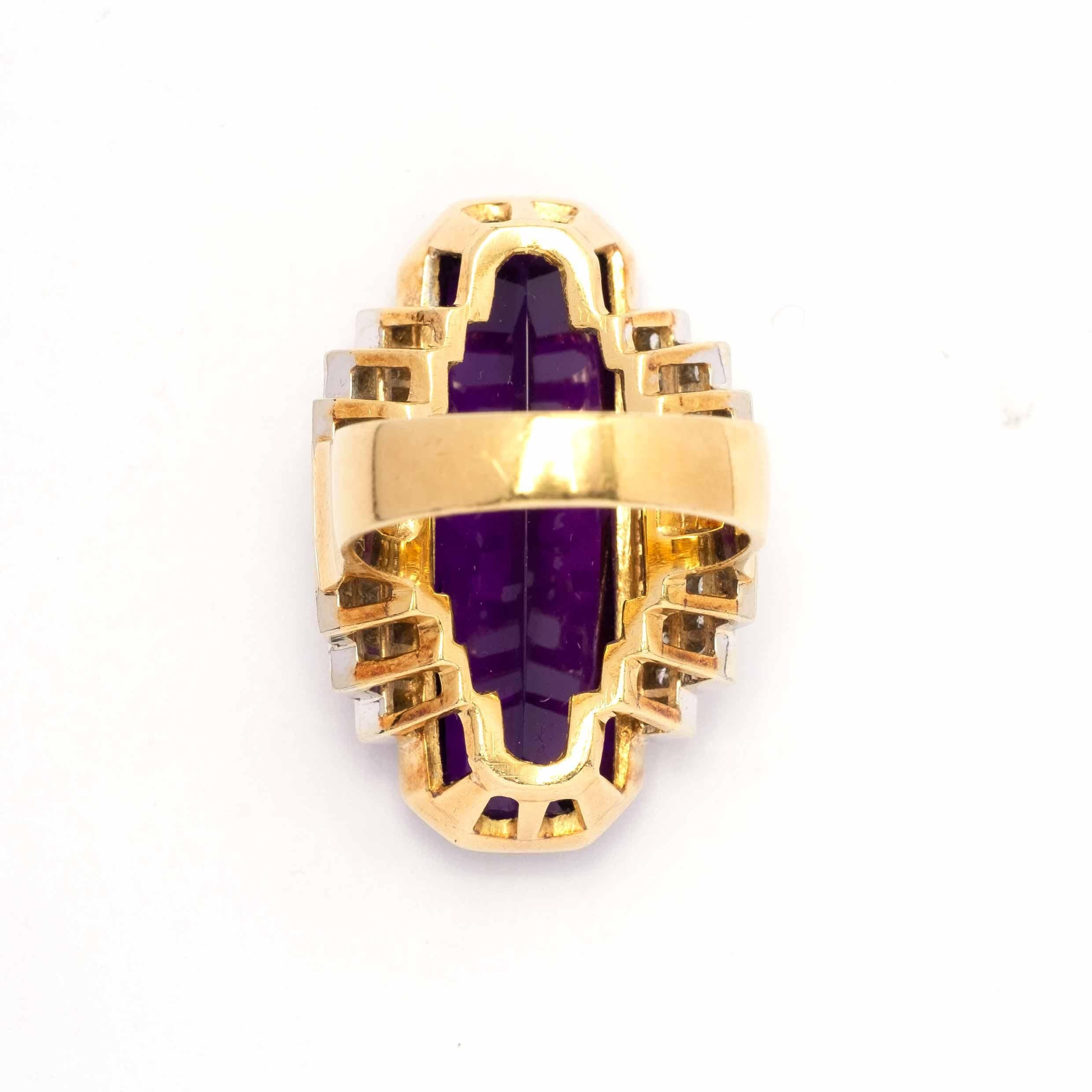 Large cocktail ring with a central ametyst of circa 30ct flanked by 1.70ct c.a. of round cut diamonds of good commercial white.
Set in 18ct gold, Made in Italy.

Highlights:
- Gold 18ct stamped 750 Verona (Italy)
- Amethyst of circa 30ct
- Round cut