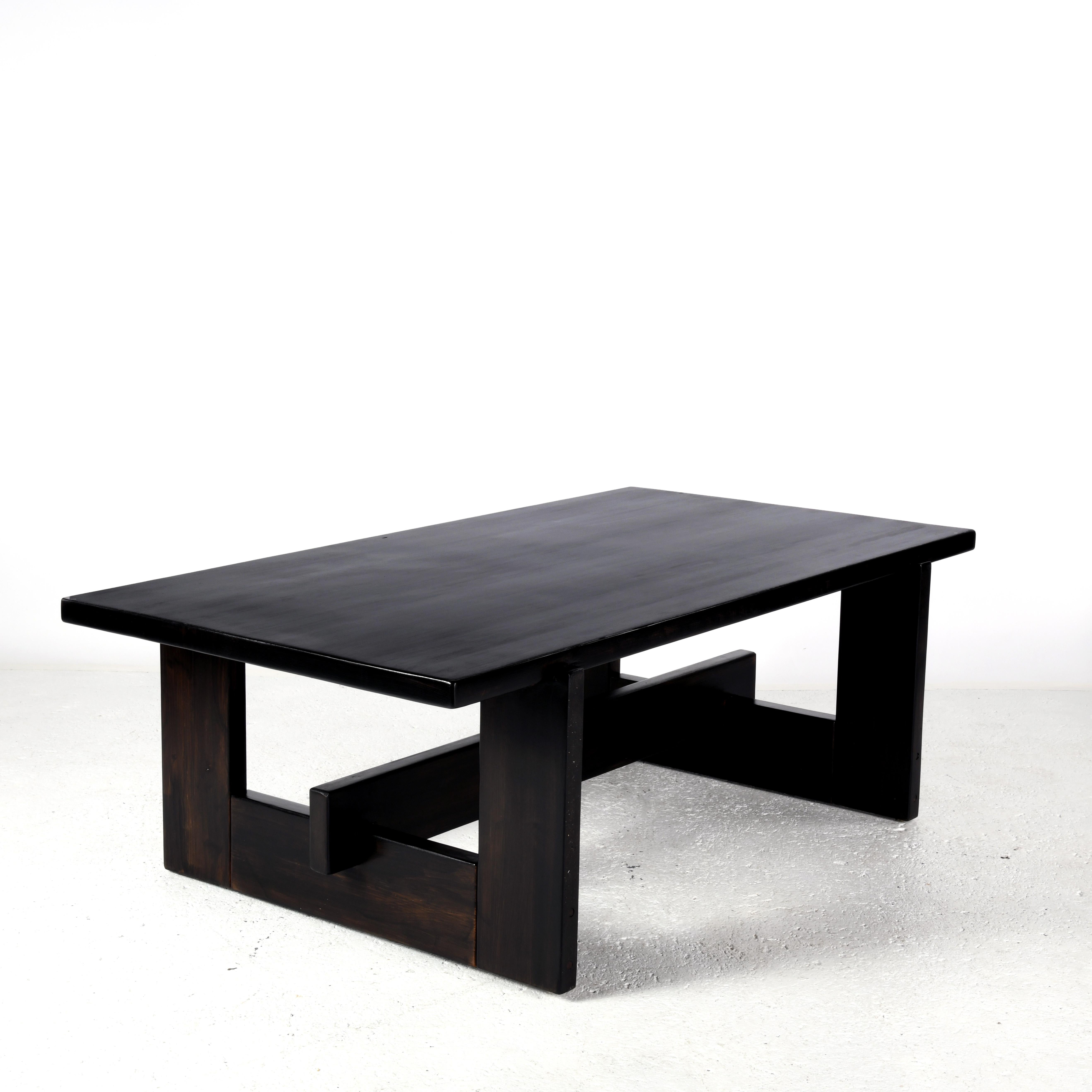 Mid-Century Modern Grande table basse vintage en pin massif teinté noir du Danemark dans les années 70. en vente