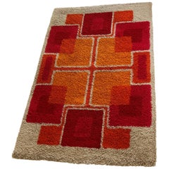 Grand tapis vintage coloré rose cubique à poils hauts par Desso:: Pays-Bas:: 1970