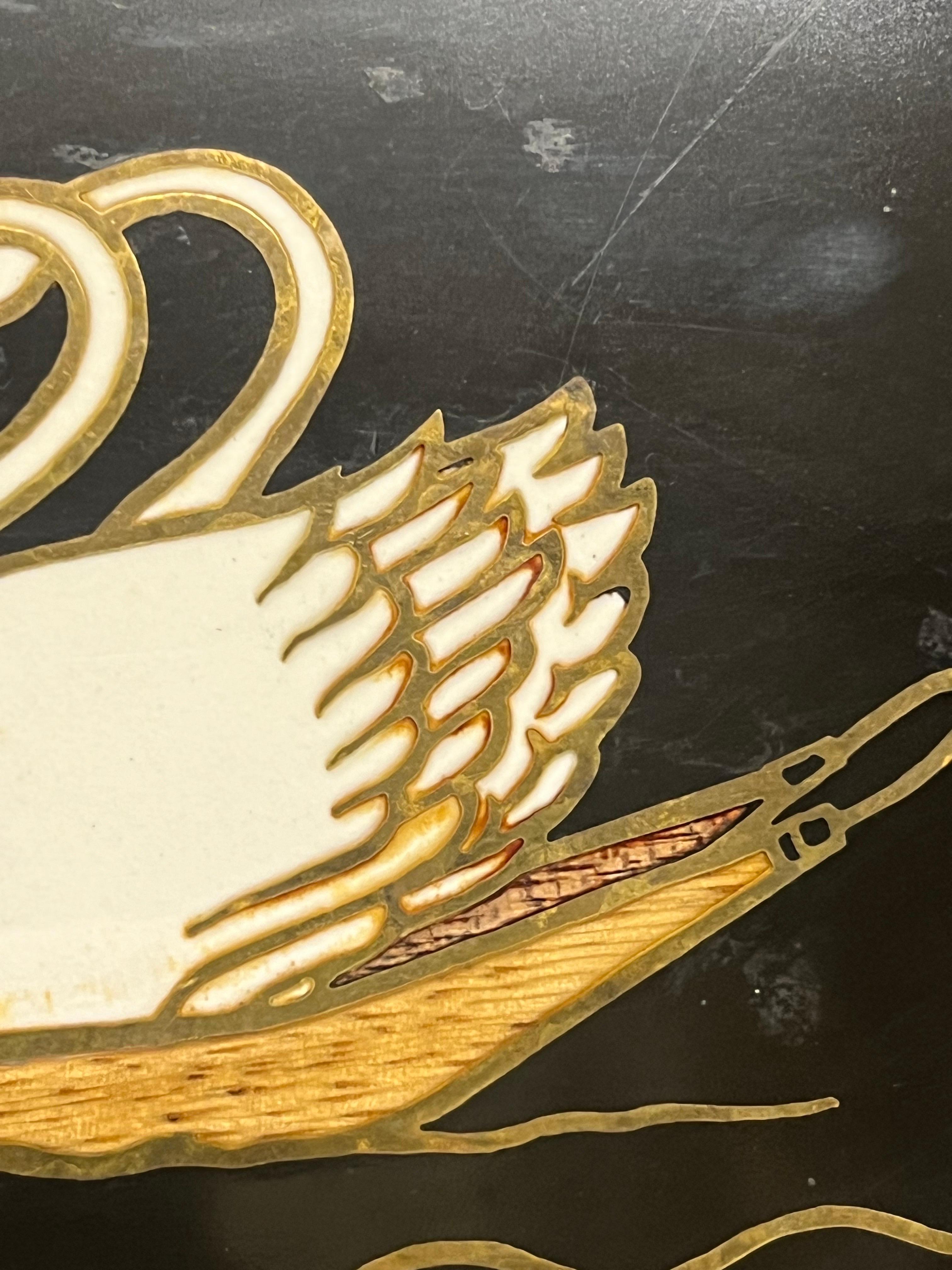 Gran bandeja vintage Couroc de latón y piedra con incrustaciones de cisne Moderno de mediados de siglo en venta