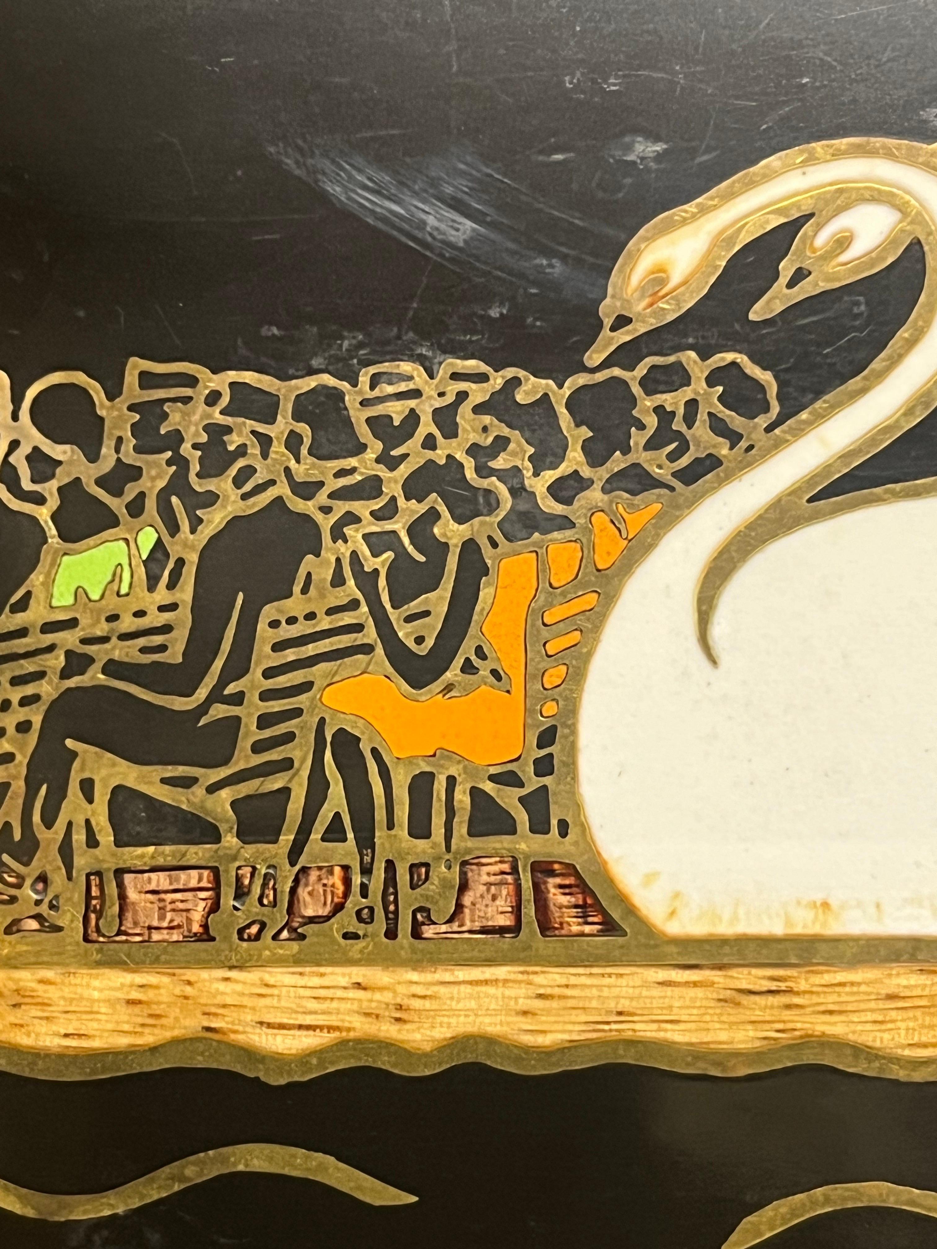 Gran bandeja vintage Couroc de latón y piedra con incrustaciones de cisne siglo XX en venta