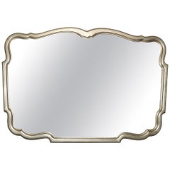 Grande specchio da parete curvo d'epoca della provincia francese con finitura oro e argento di Karges