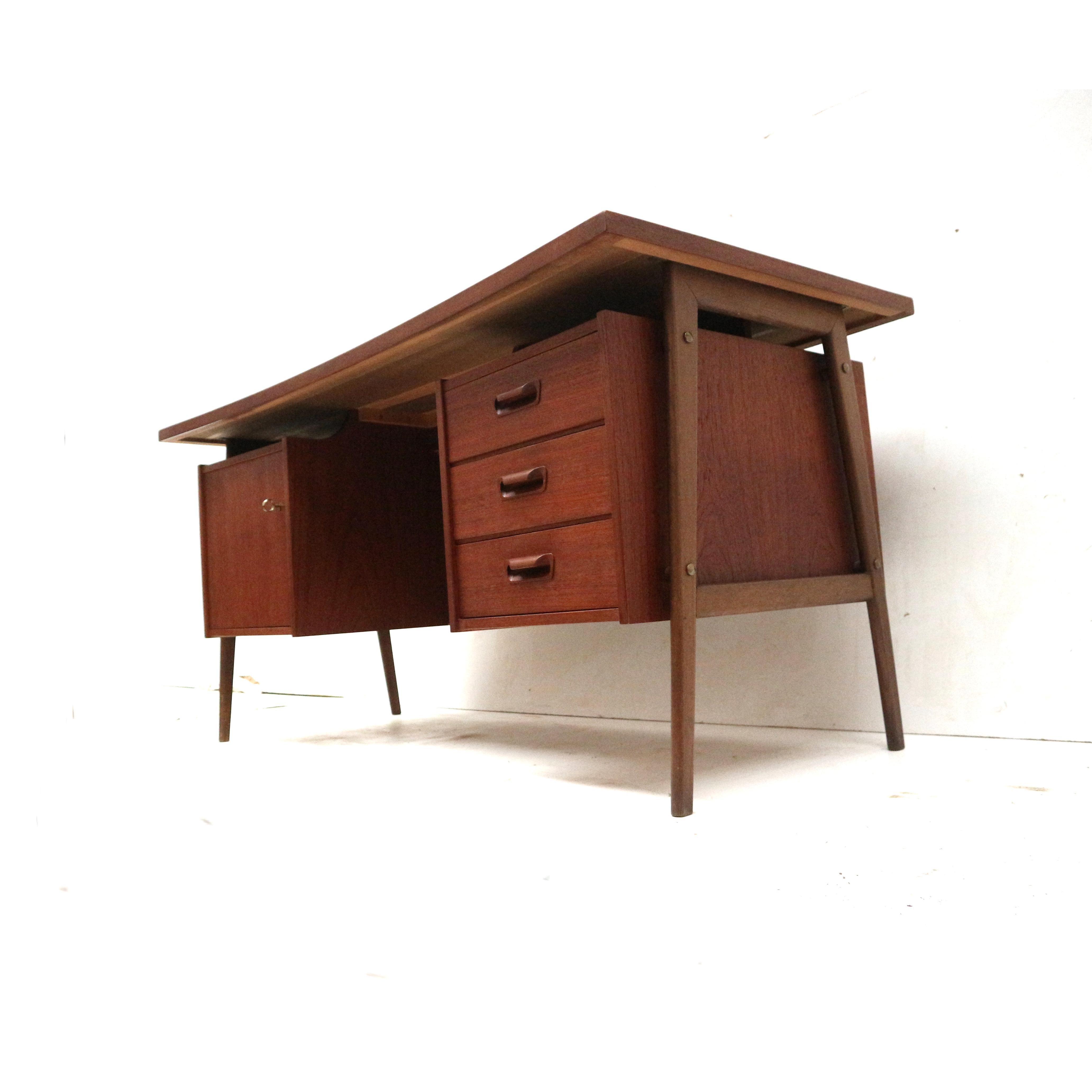 Large vintage Danish design boomerang desk made of teak In Good Condition In Breda, NB