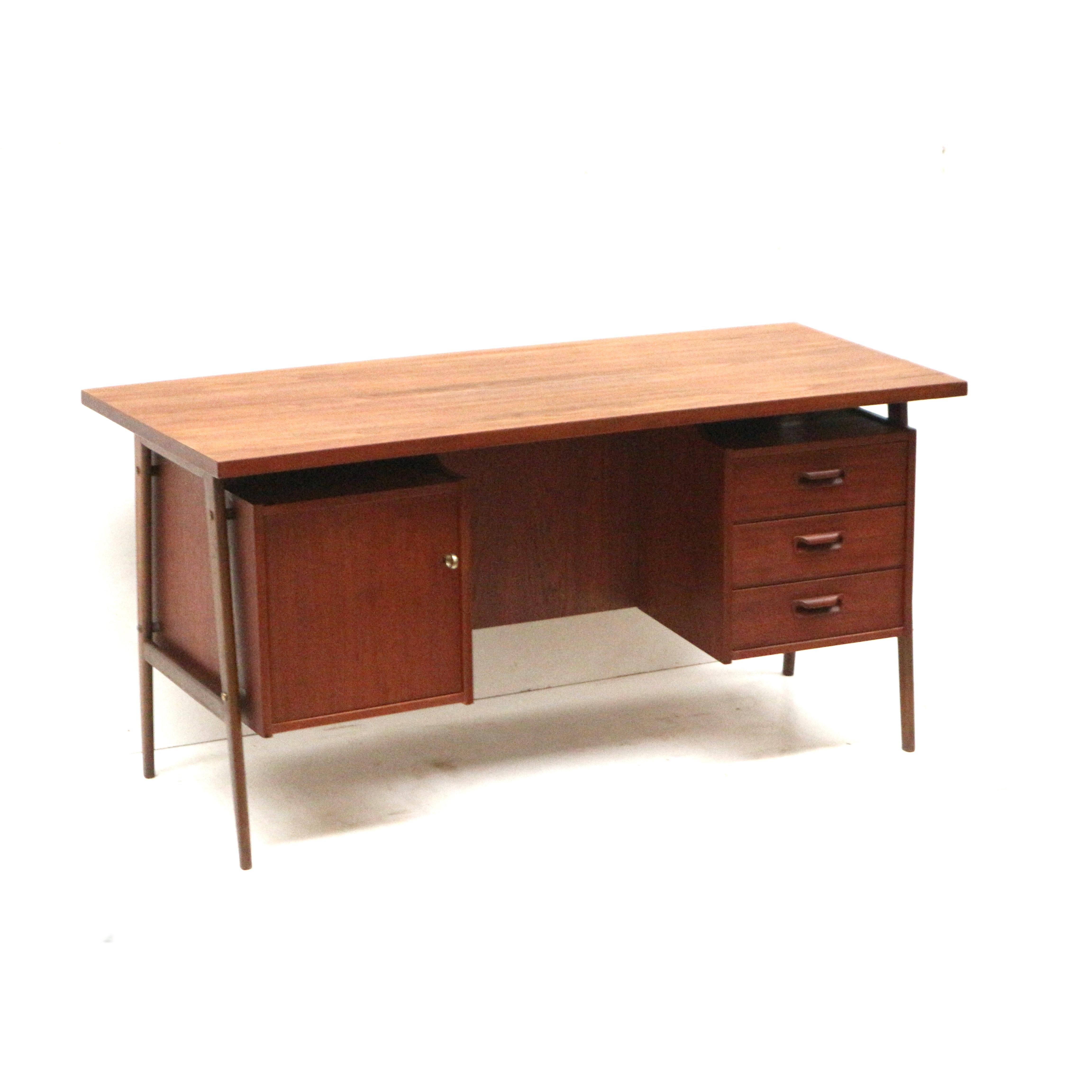 Large vintage Danish design boomerang desk made of teak 1