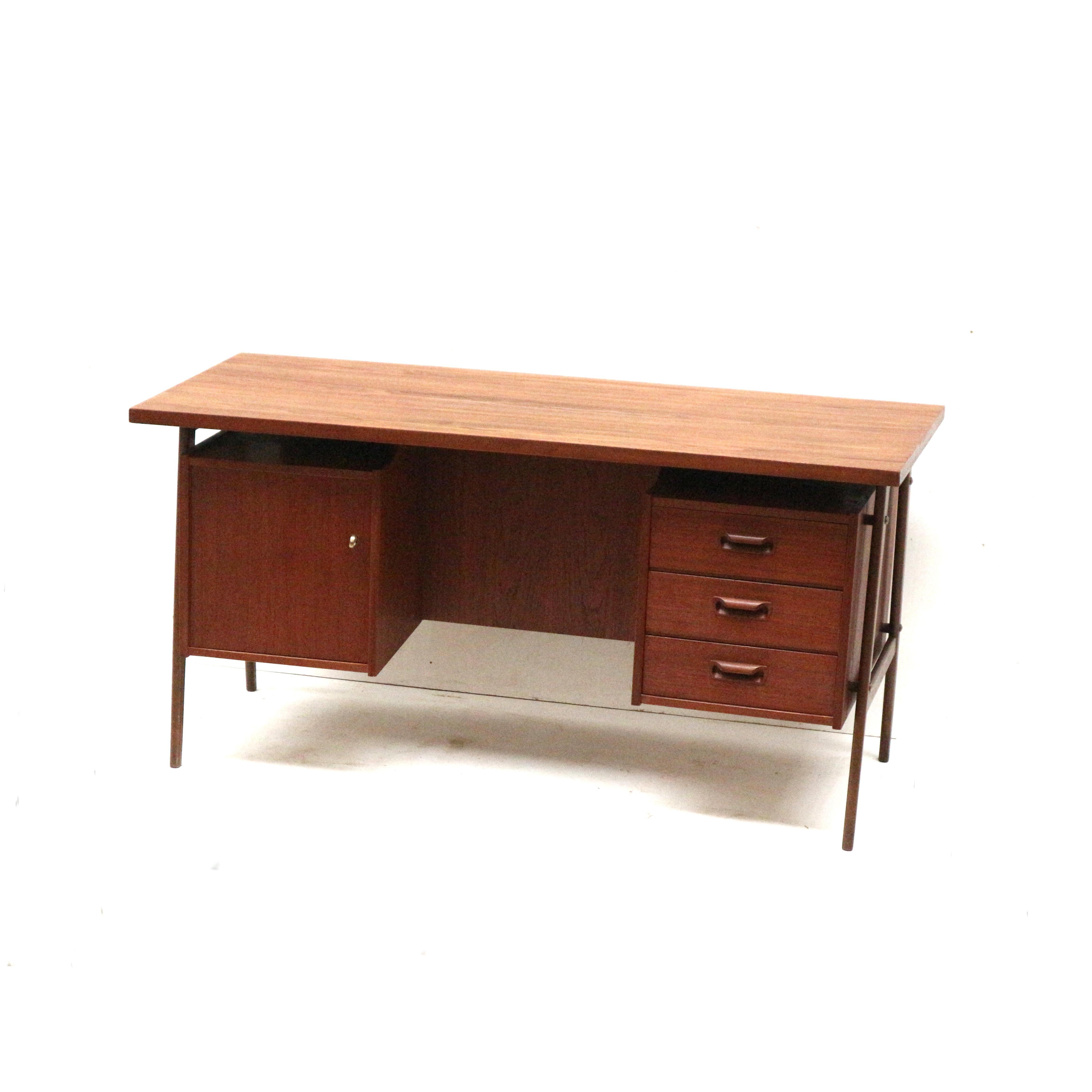 Large vintage Danish design boomerang desk made of teak 3