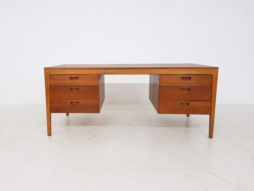 Mid-century Wilkhahn Hartmut Lohmeyer teak desk, Germany, 1959

Heavy and large desk in teak with nice details in the style of Gunni Oman, Arne Vodder, Kai Kristiansen and Fritz Hansen. This is a very sturdy and high quality desk with enough space