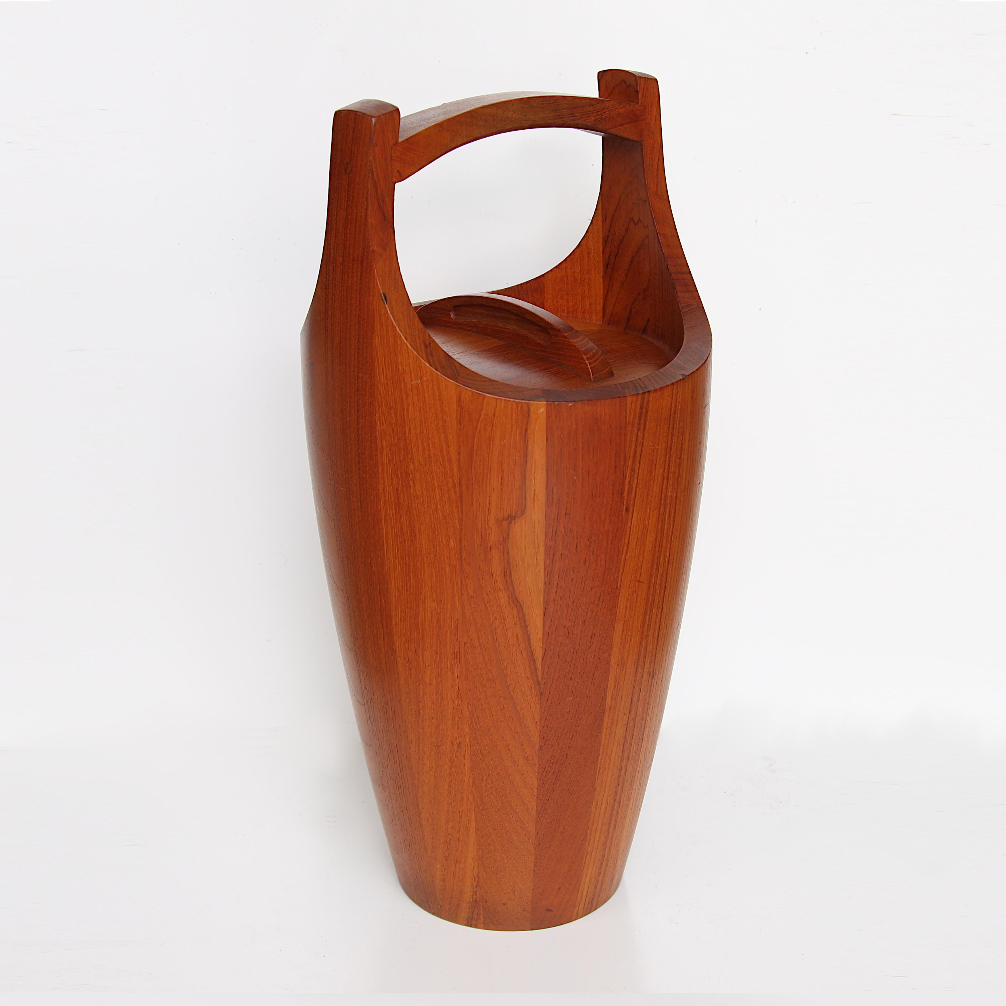 Large teak ice bucket by Jens Quistgaard for Dansk Designs of Denmark. Excellent original condition with extremely little wear!
