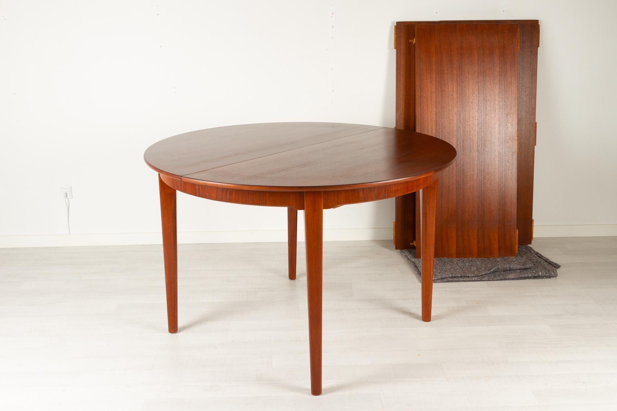 Large Vintage Danish teak dining table by Sorø Stolefabrik, 1960s.
Round Danish Mid-Century Modern extendable dining table with three extension leaves.
The table has a diameter of 115 cm and can be extended up to maximum 265 cm.
All extension