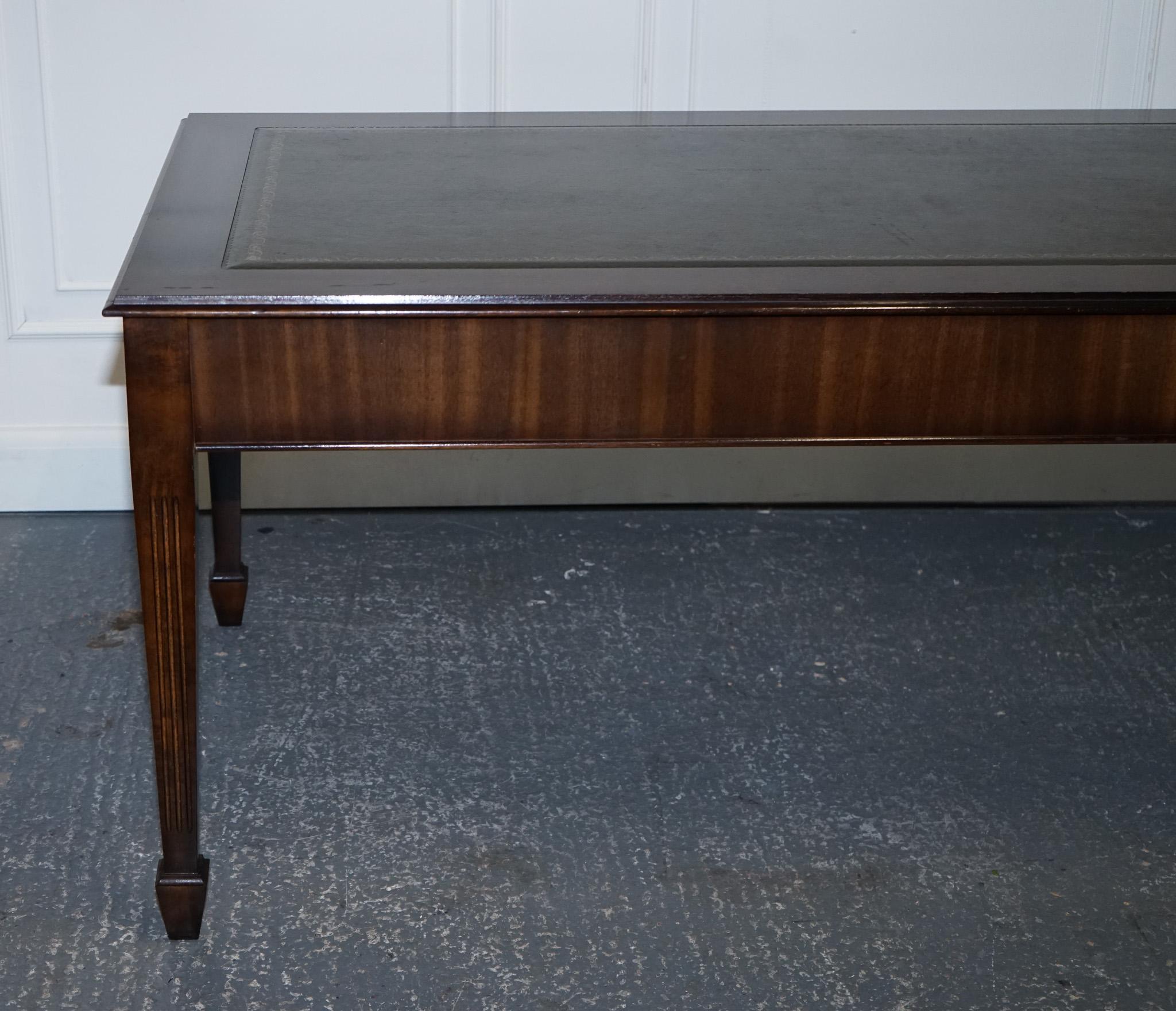 LARGE VINTAGE DARK GREEN LEATHER EMBOSSED TOP WRITiNG TABLE DESK In Good Condition In Pulborough, GB