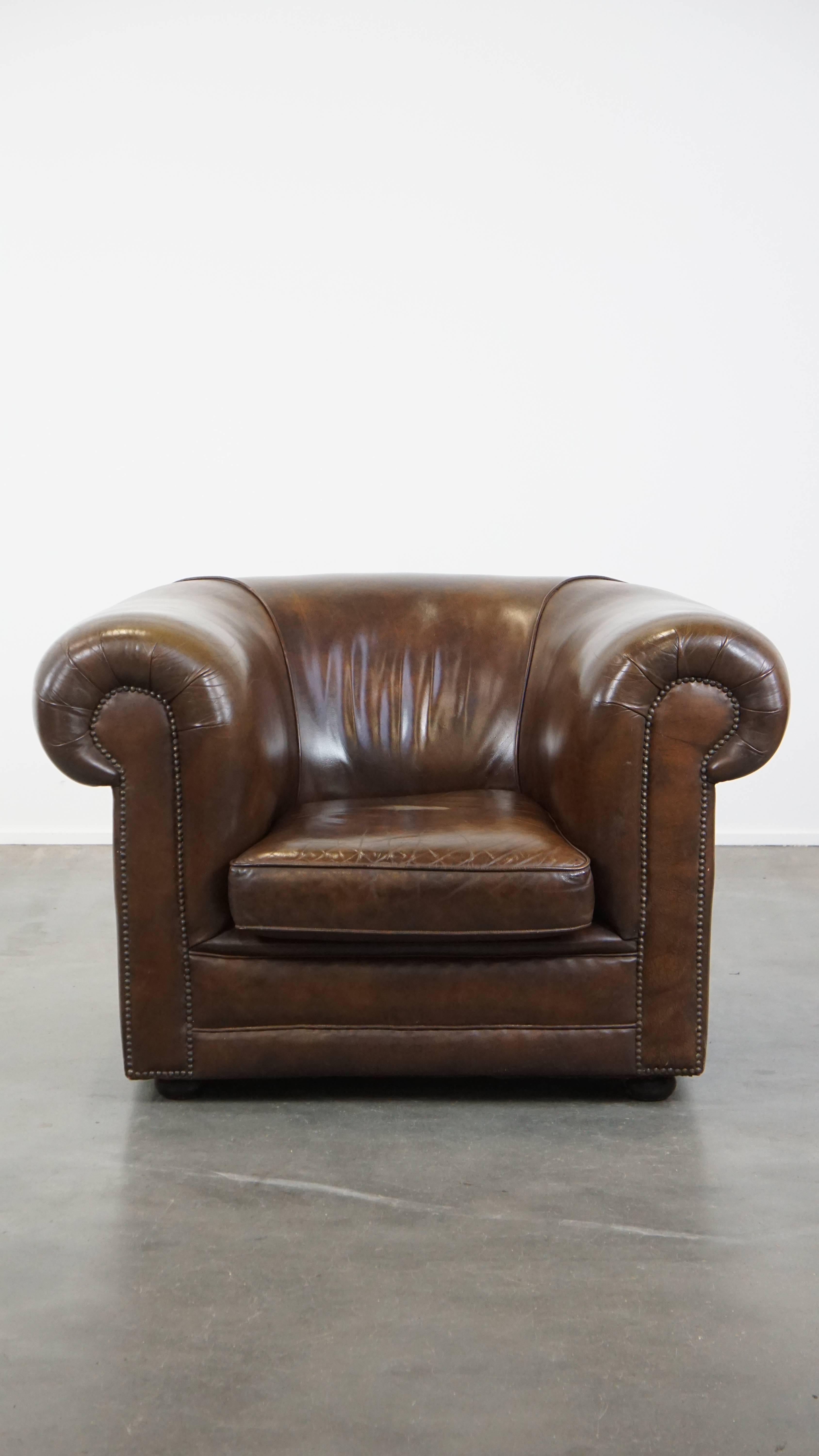 Are you looking for the charm of English-style Chesterfield furniture but prefer it without deep button tufting? Then we have exactly what you need! This large smooth leather armchair will fit perfectly into your vision. Its dark color and precise