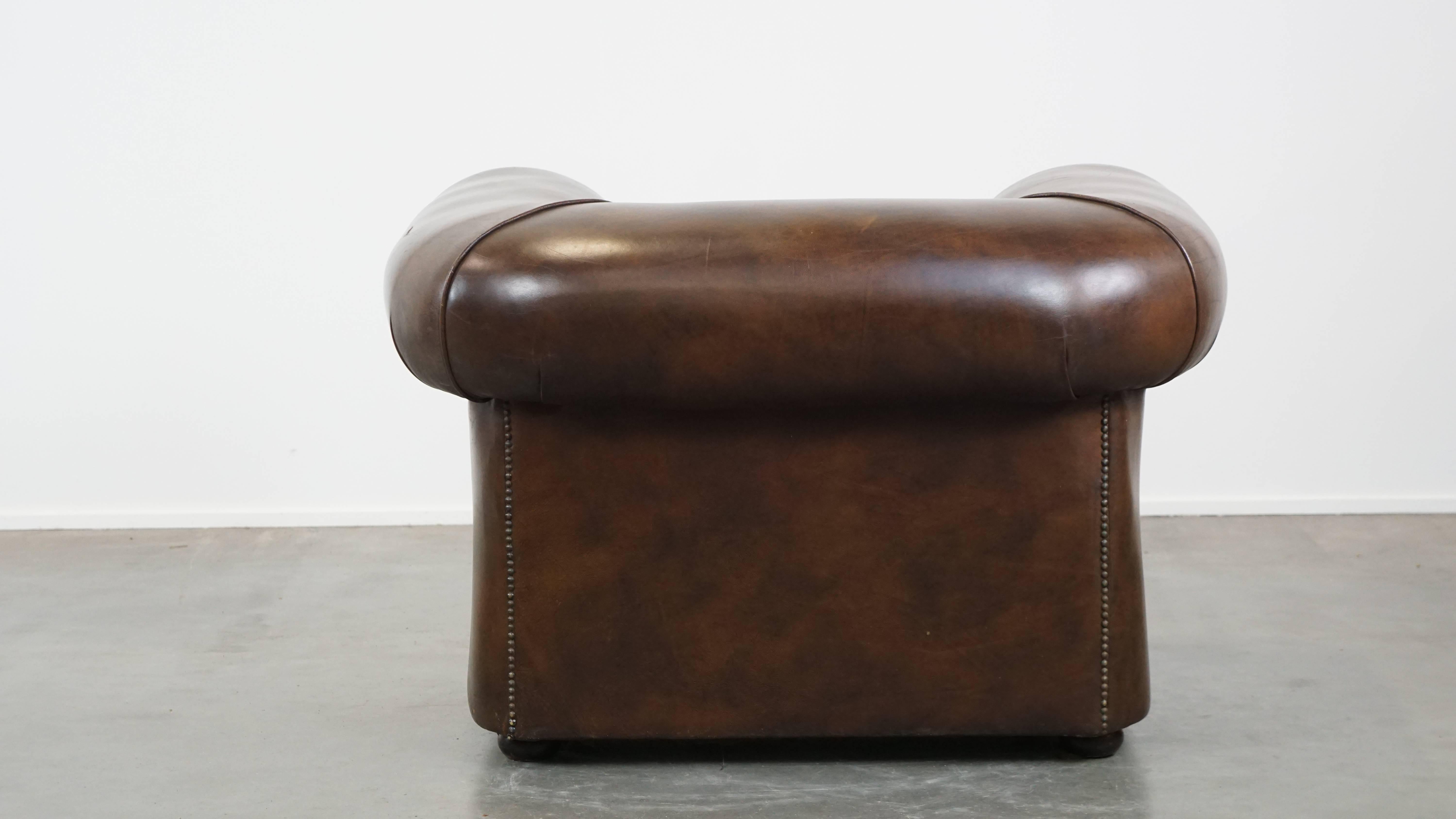 Large Vintage Dark Smooth Leather English-Style Chesterfield Armchair In Fair Condition For Sale In Harderwijk, NL