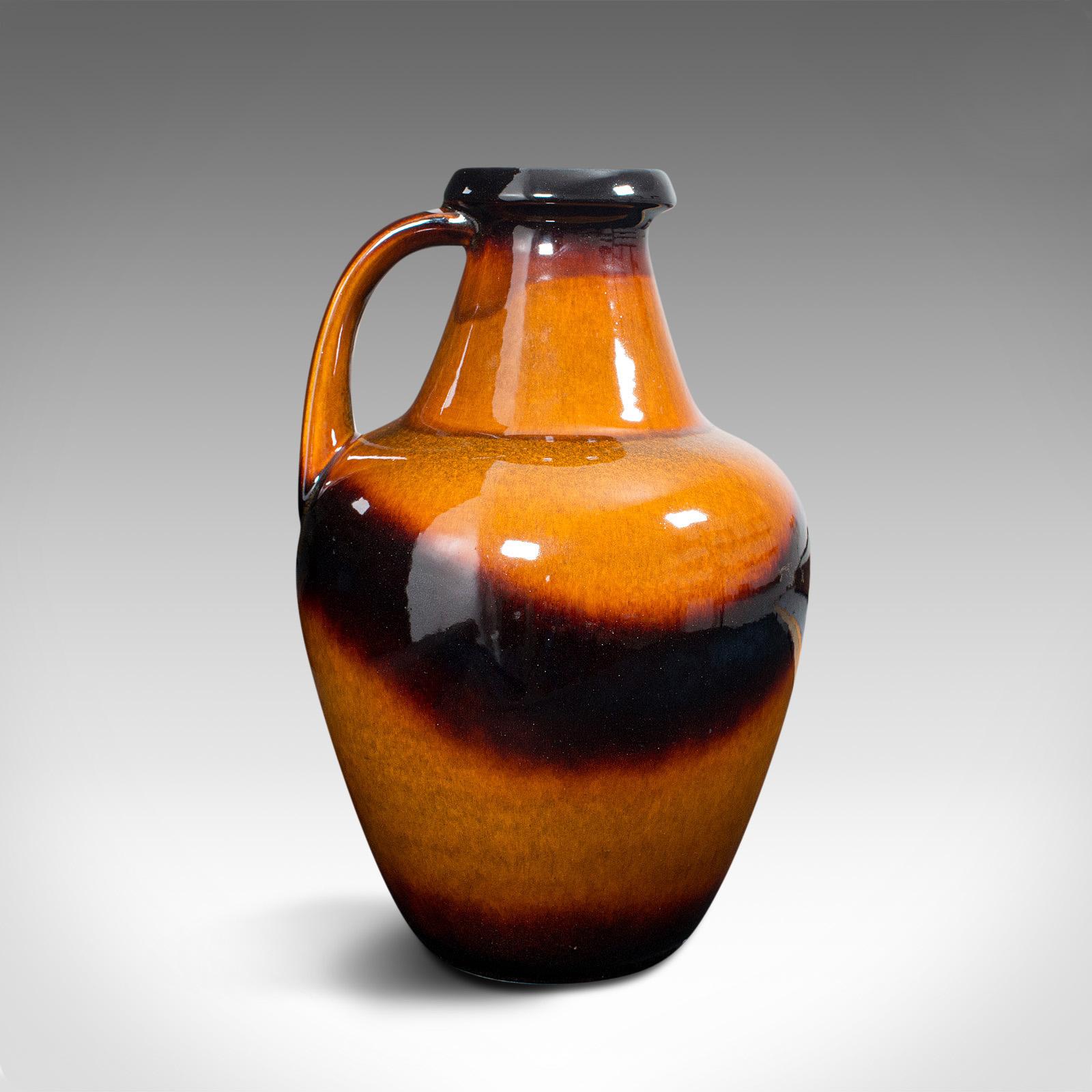 Il s'agit d'une grande amphore décorative vintage. Pichet ou vase allemand en céramique, datant de la fin du 20e siècle, vers 1970.

Exemple frappant et brillant de céramique de lave ouest-allemande
Présentant une patine d'usage désirable, sans