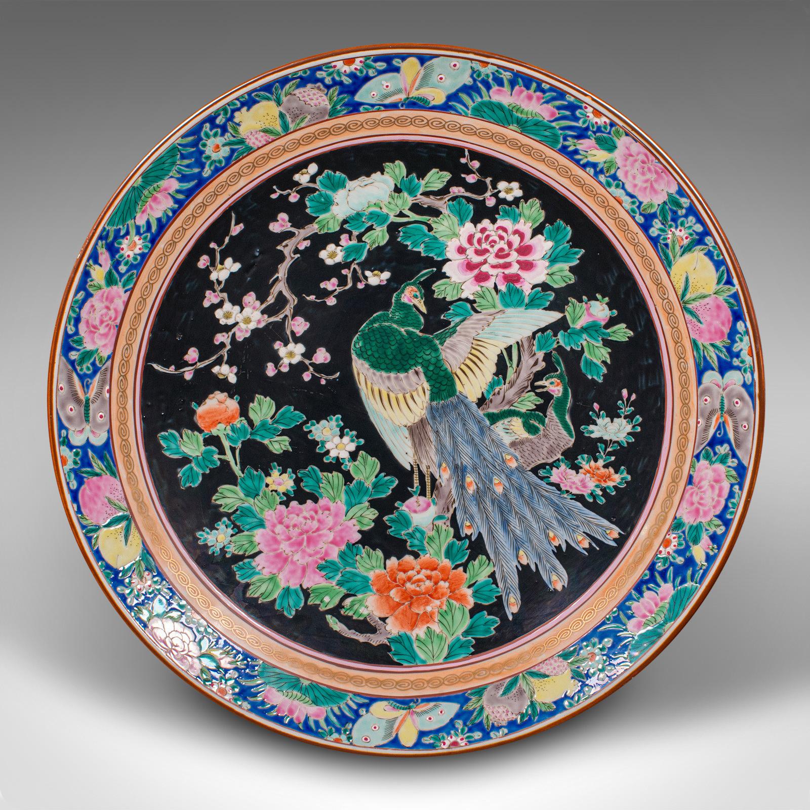 Si tratta di un grande caricatore decorativo vintage. Piatto da portata o piatto montato in ceramica giapponese, risalente al tardo periodo Art Déco, circa 1940.

I colori abbondanti accentuano questo piatto dalle dimensioni generose.
Presenta una