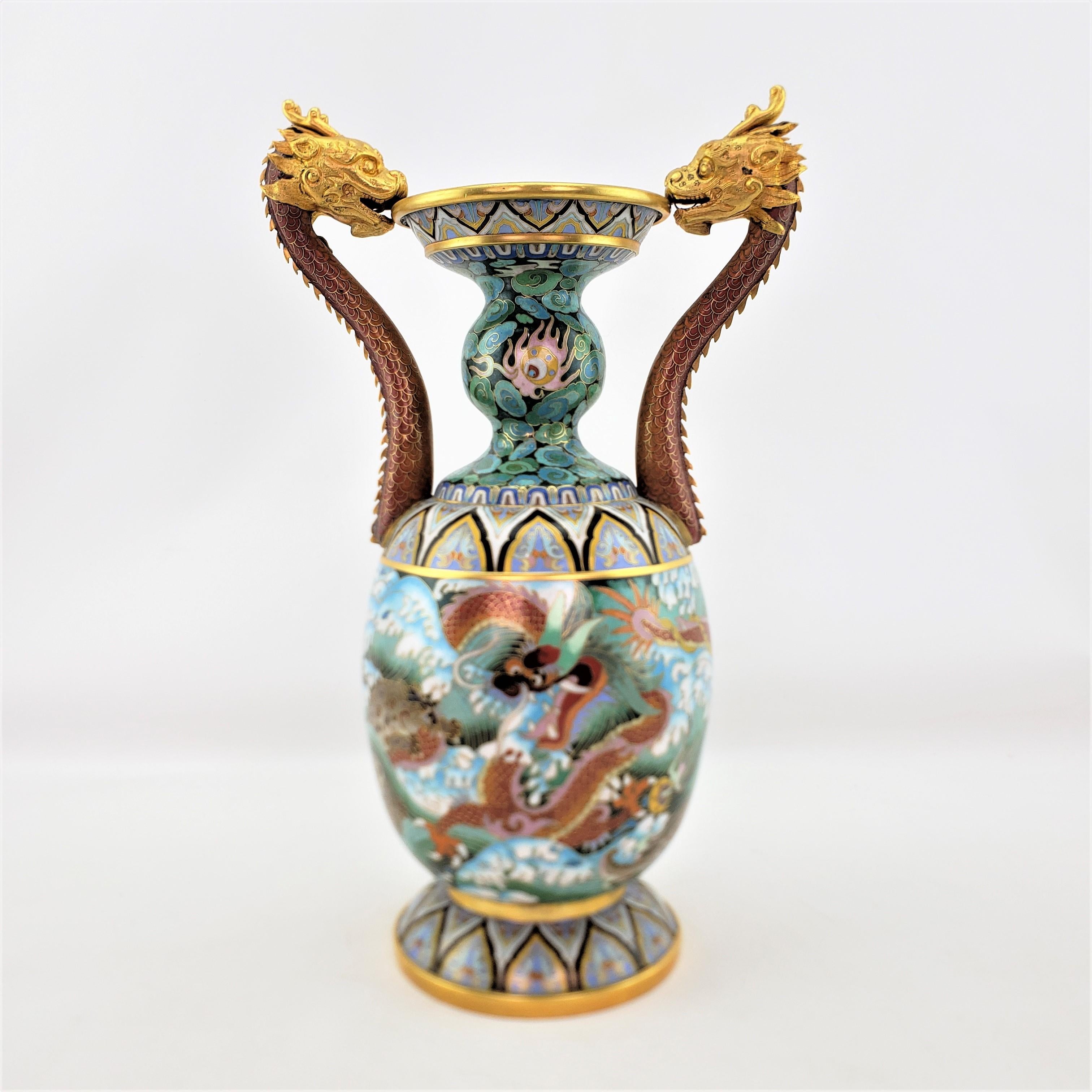 Esportazione cinese Grande vaso decorativo cinese d'epoca a cloissone con manici di drago imperiale in vendita