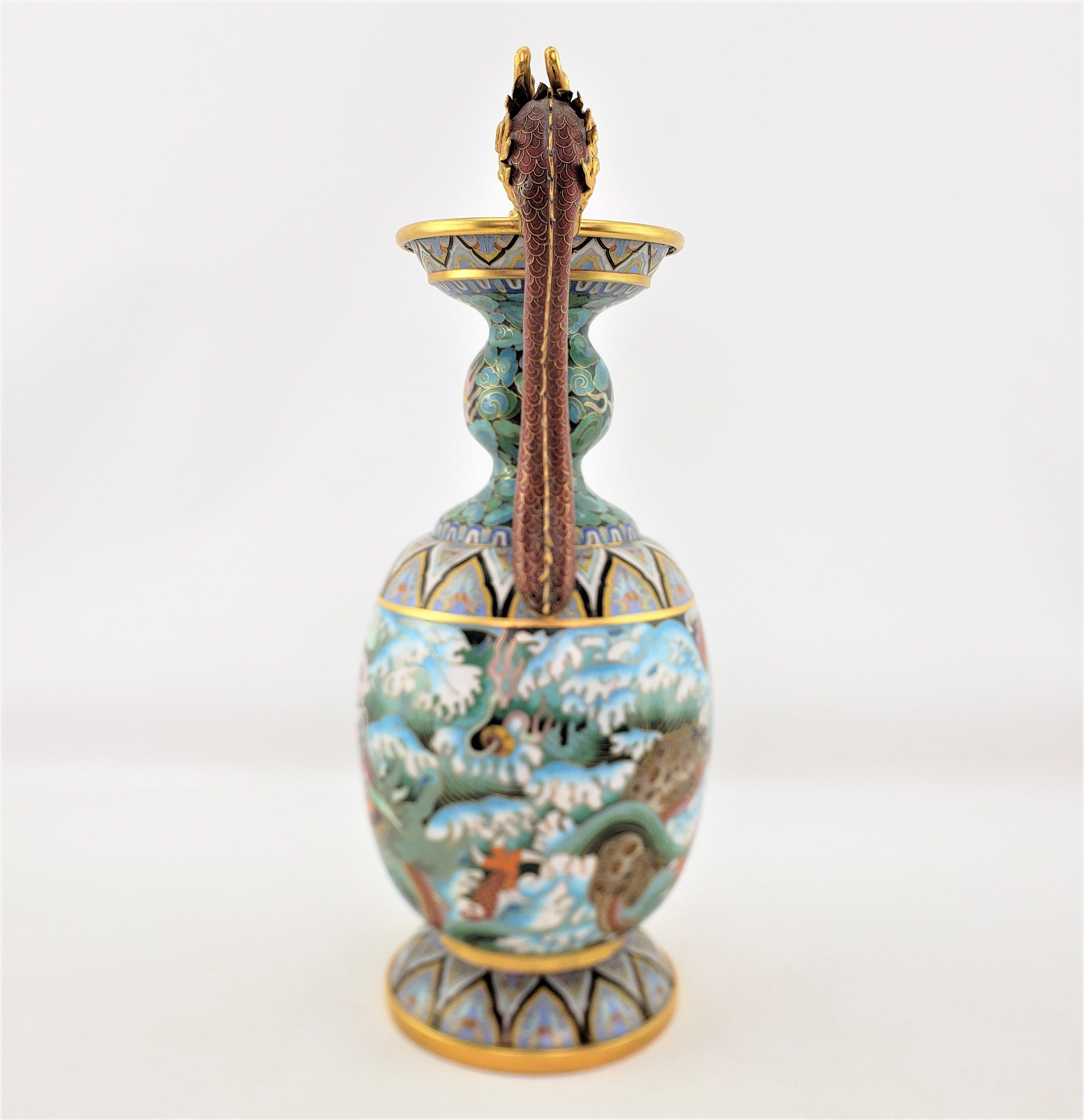 Große dekorative chinesische Cloissone-Vase im Vintage-Stil mit kaiserlichen Drachengriffen (Cloisonné) im Angebot