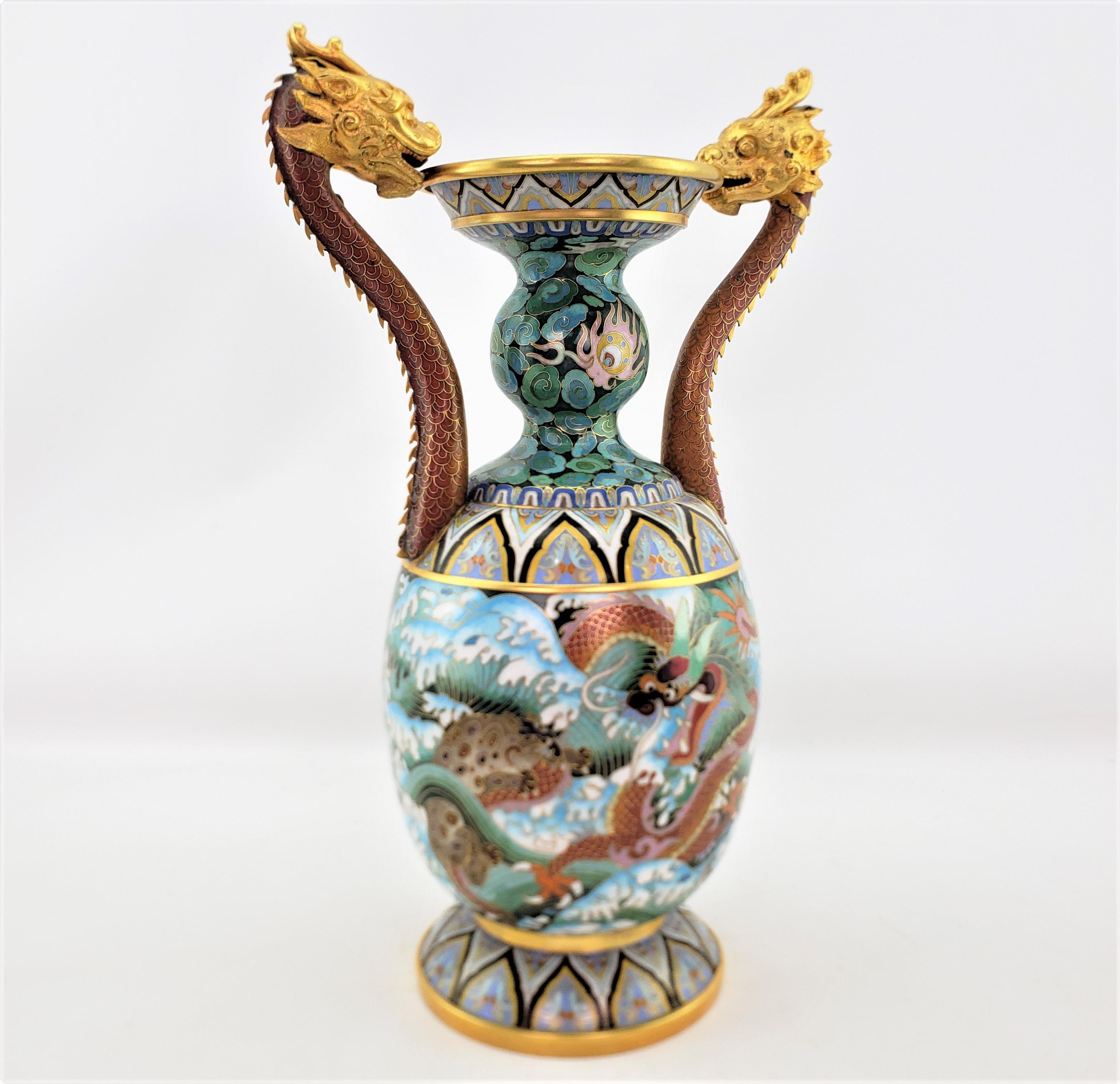 Ottone Grande vaso decorativo cinese d'epoca a cloissone con manici di drago imperiale in vendita