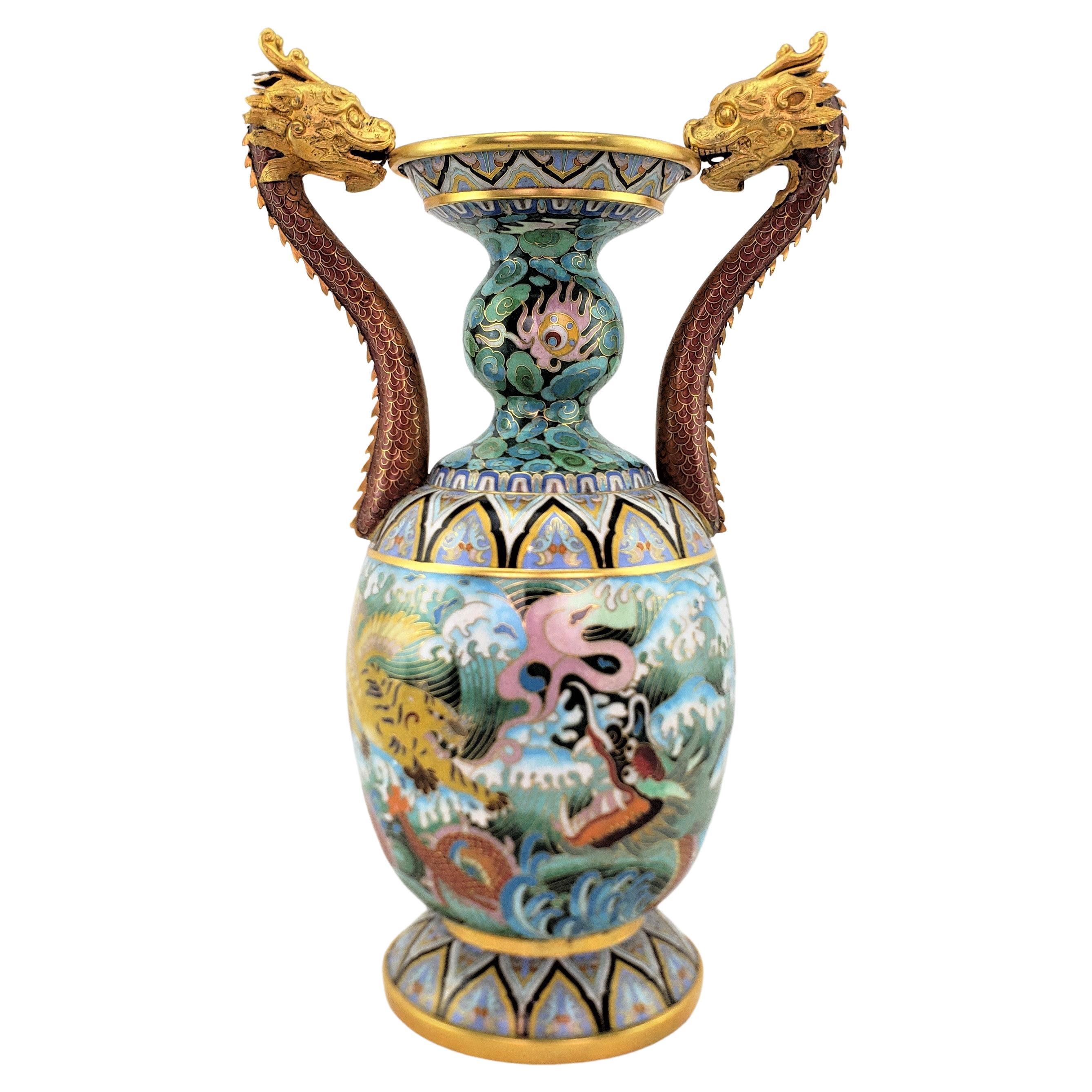 Große dekorative chinesische Cloissone-Vase im Vintage-Stil mit kaiserlichen Drachengriffen im Angebot